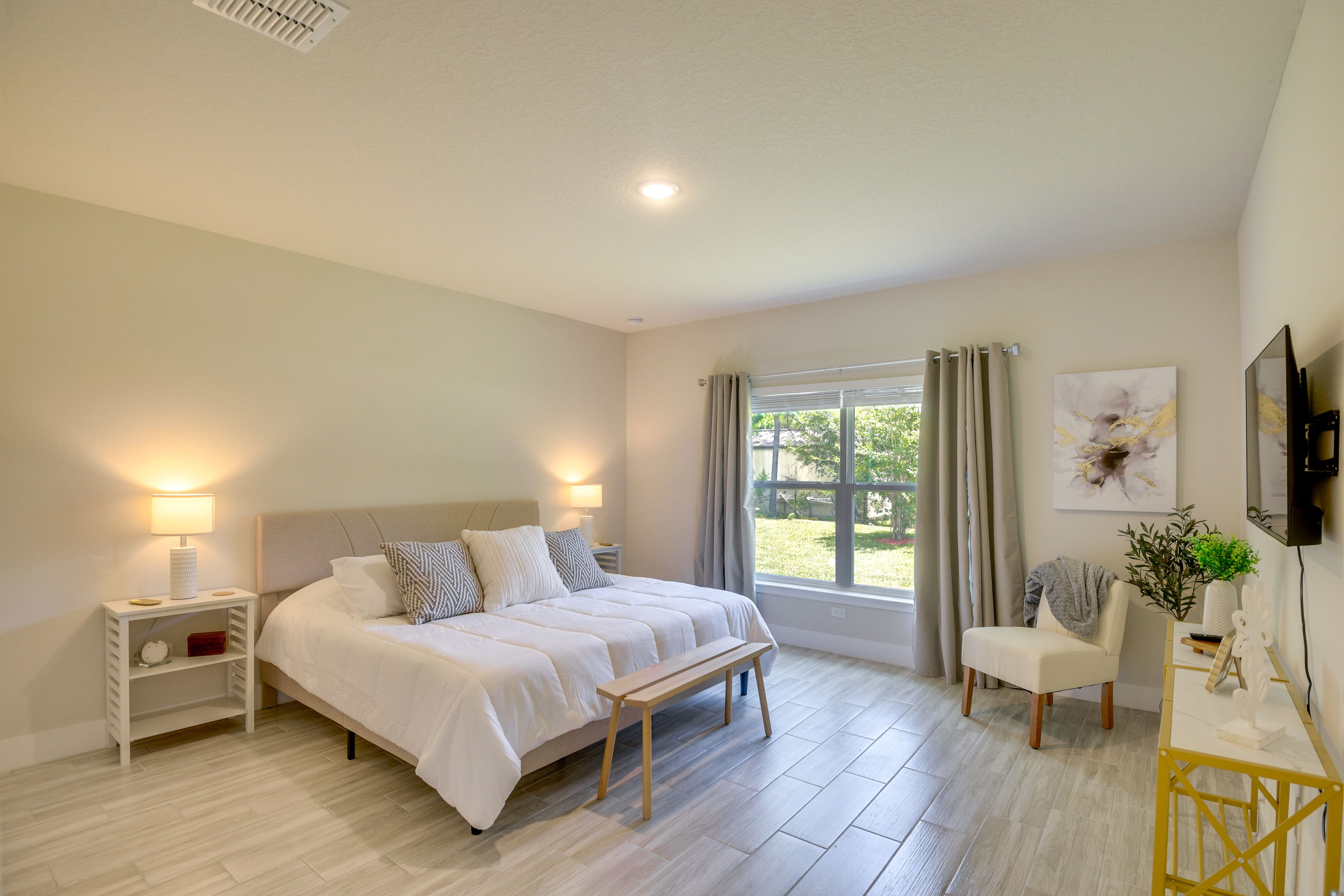 Bedroom 1 | King Bed | En-Suite Bathroom