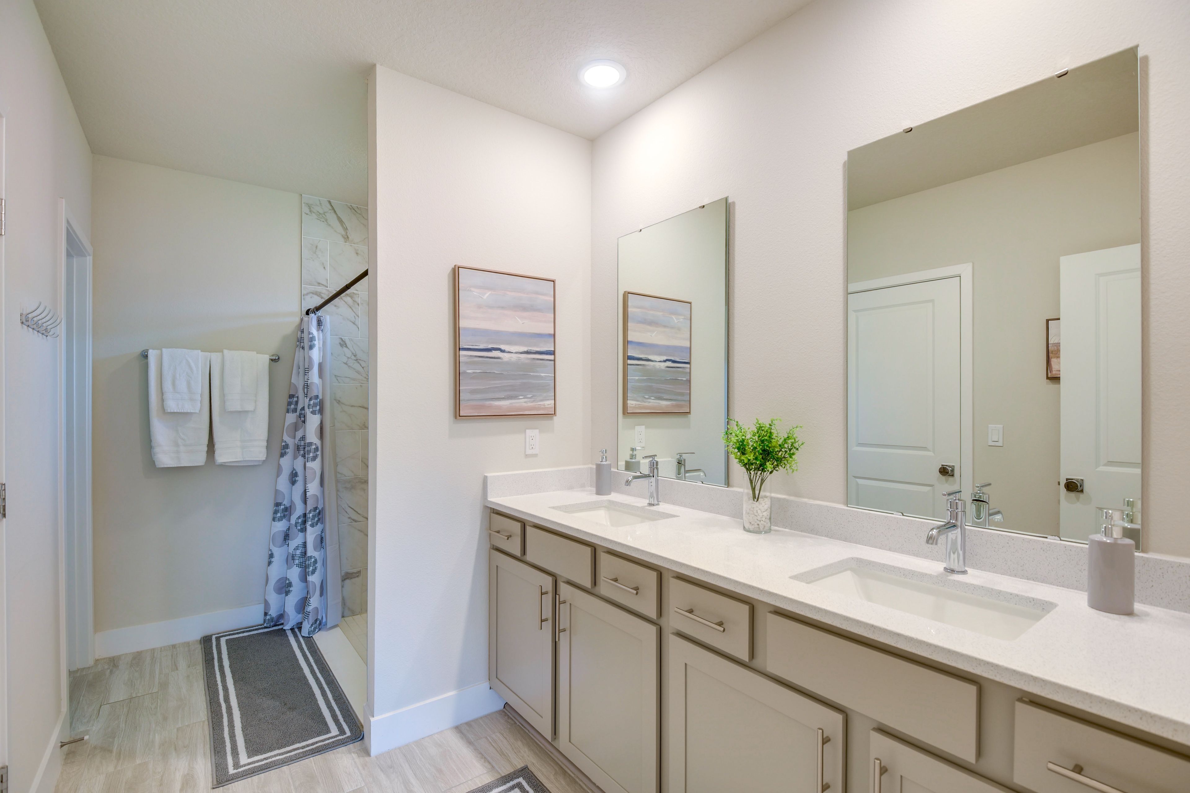 En-Suite Bathroom | Towels & Linens Provided