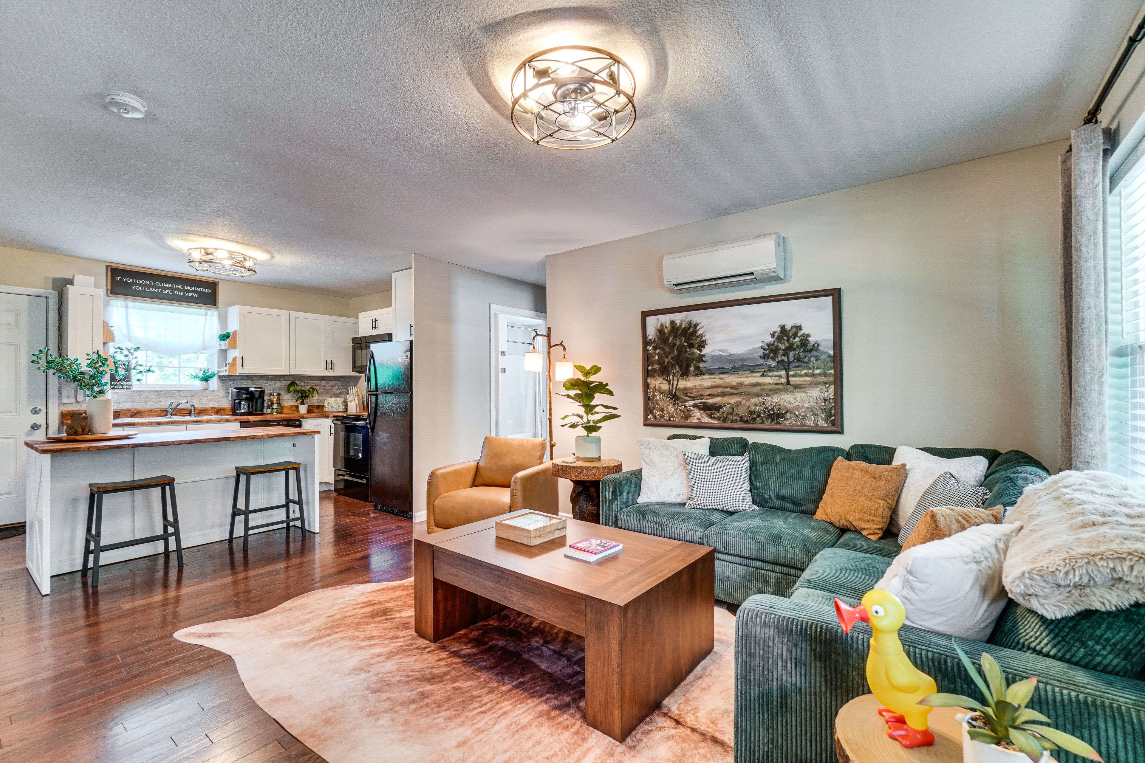 Main Interior | Smart TV | Fireplace