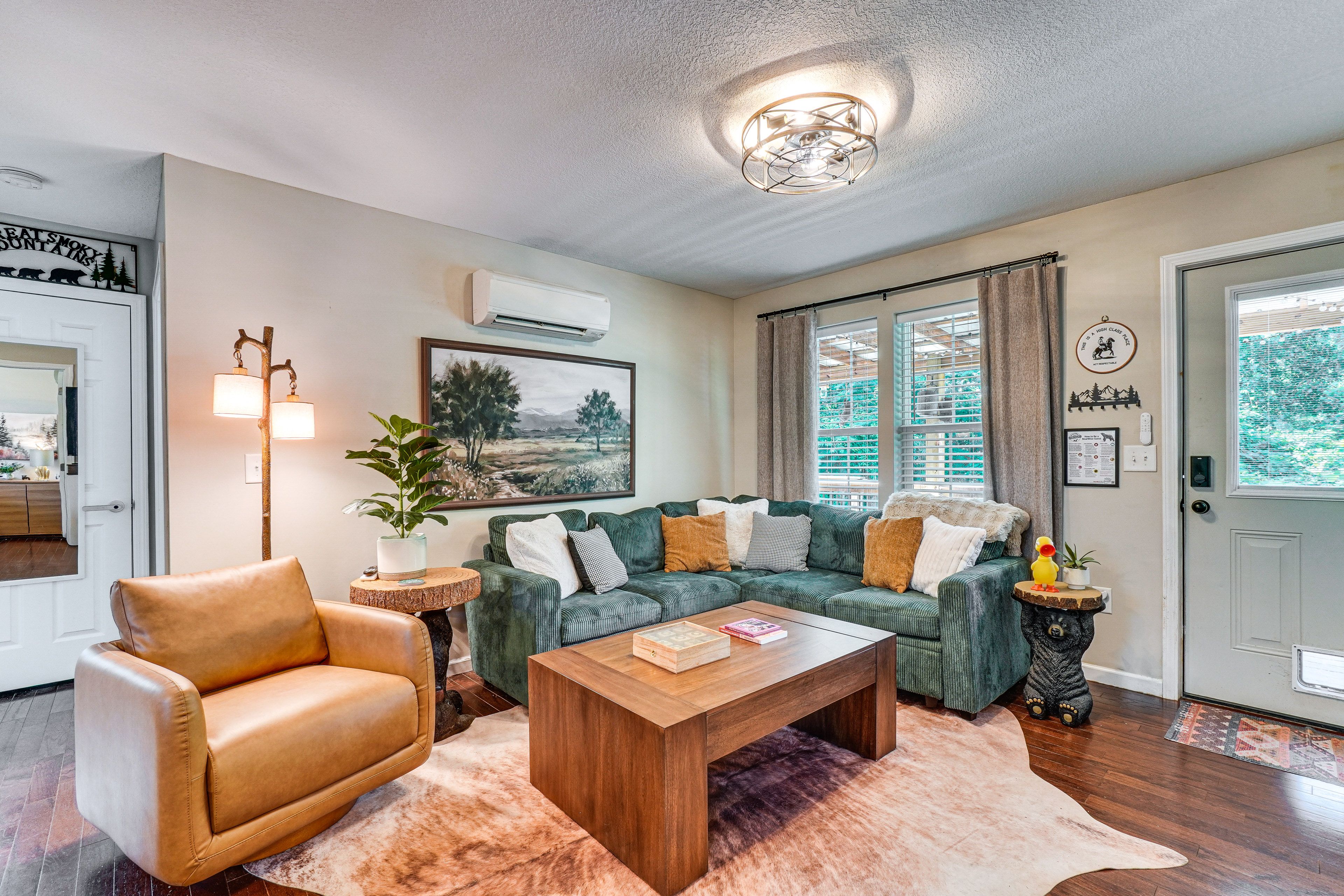 Living Room | Smart TV | Fireplace