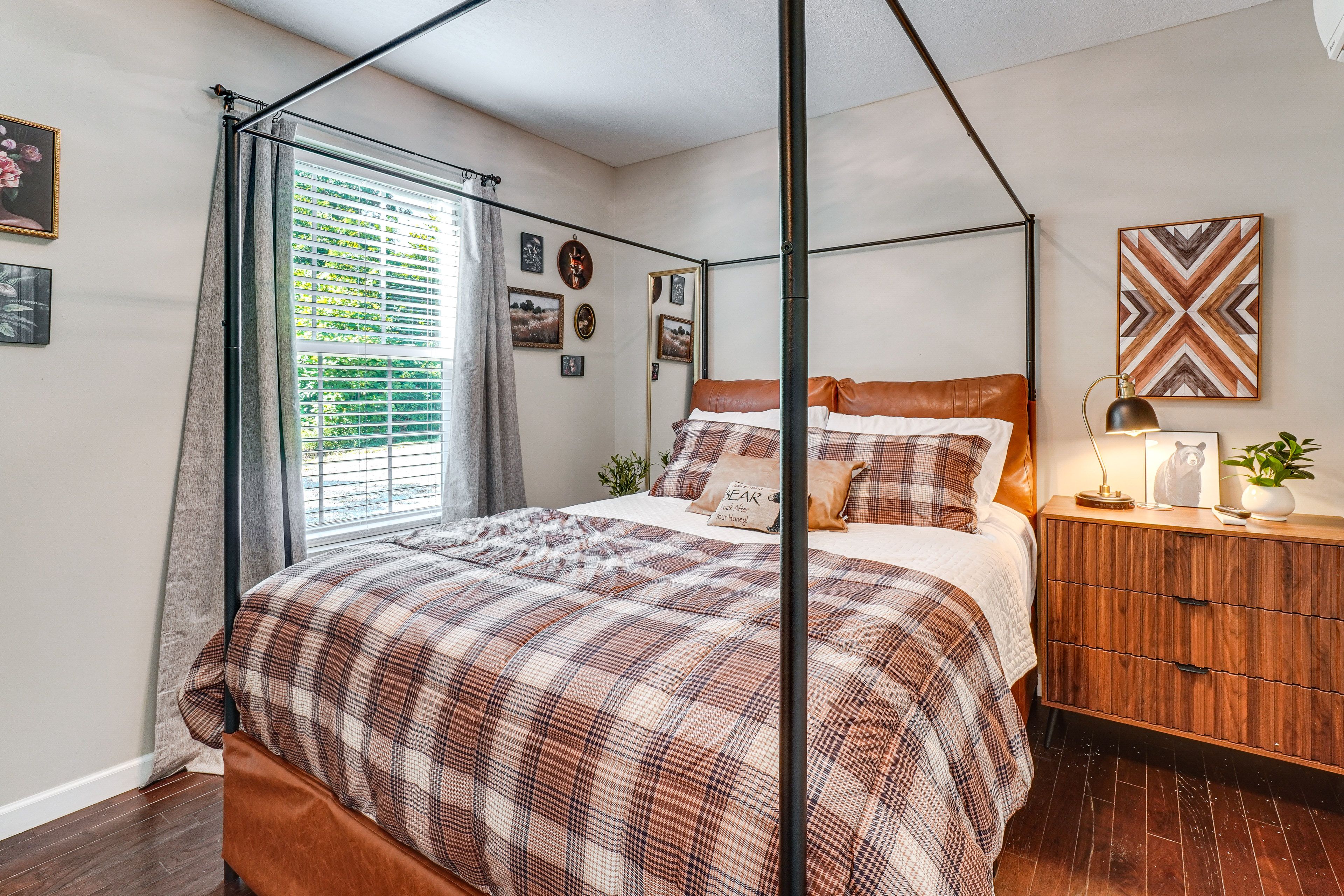 Bedroom 2 | Queen Bed | Smart TV