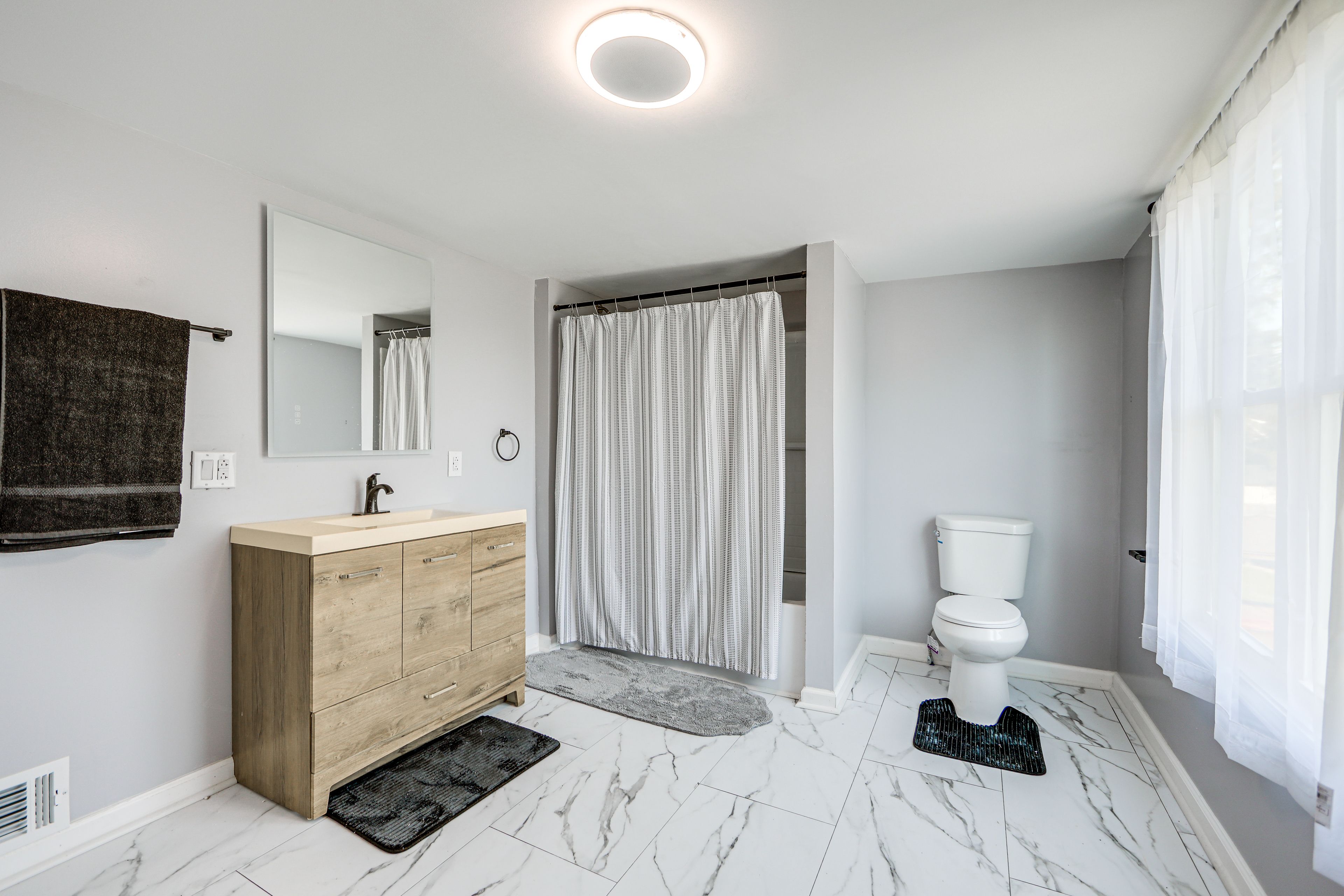 Bathroom | 2nd Floor