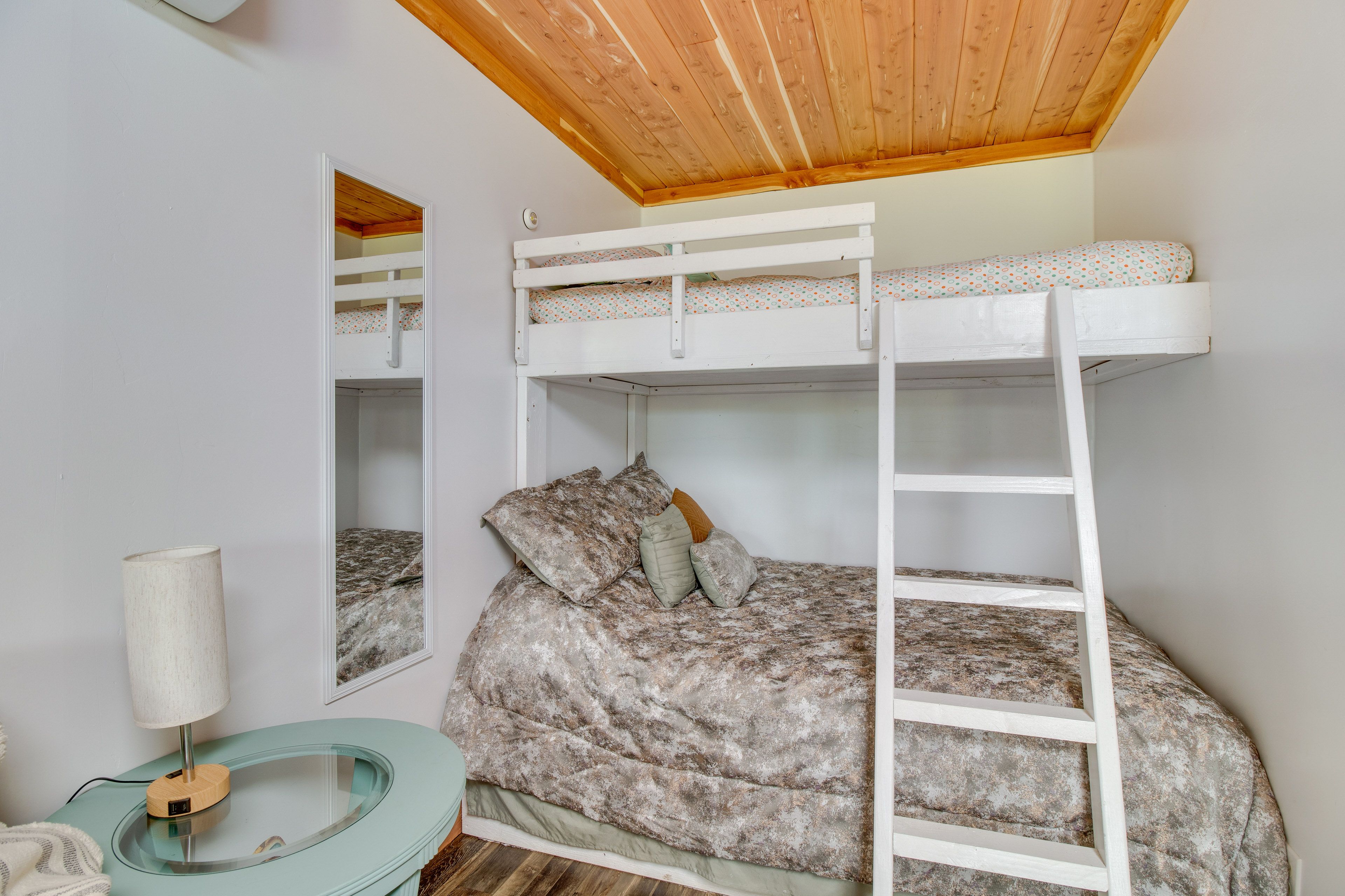 Sleeping Space | Twin/Full Bunk Bed