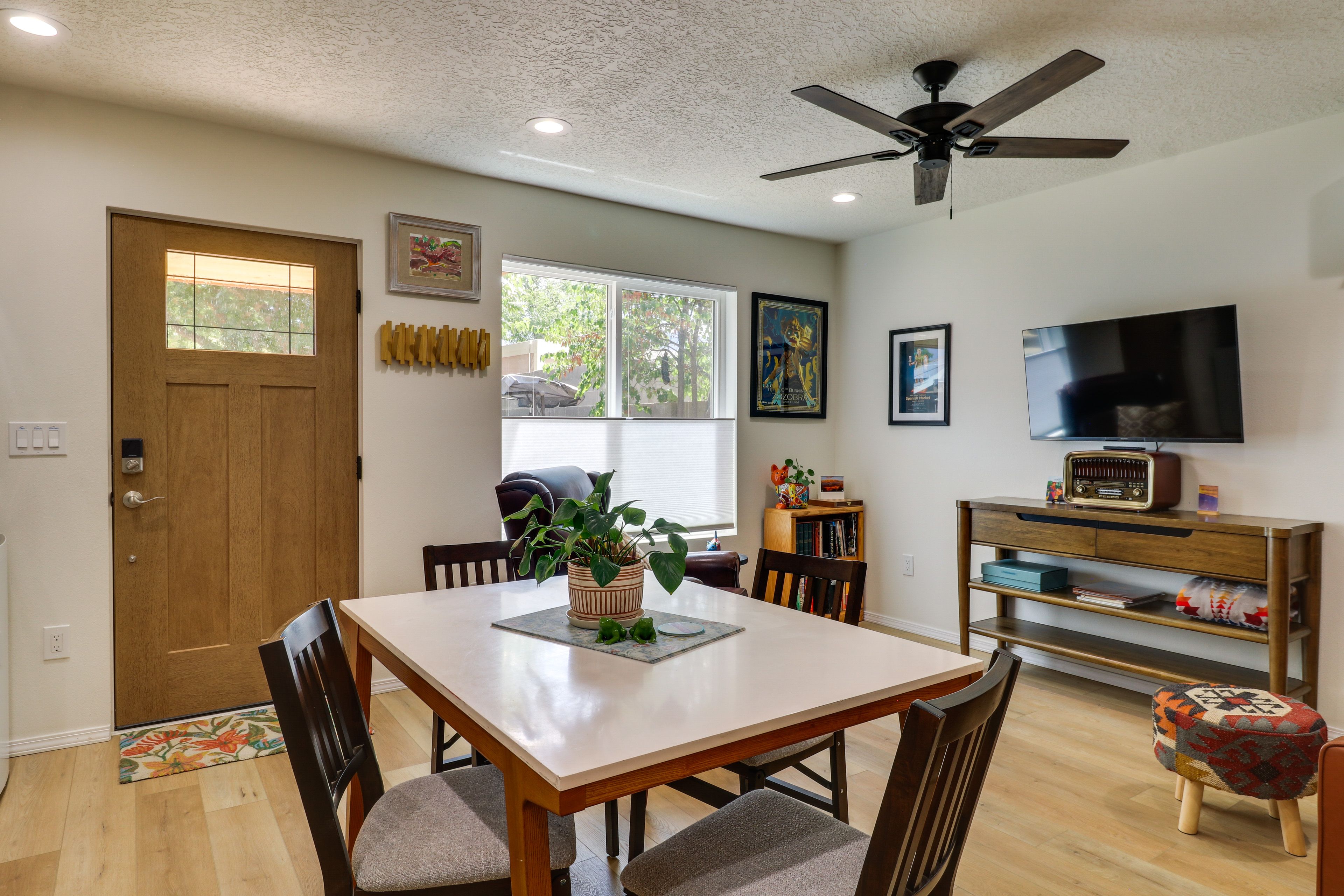 Living Area | Dining Table