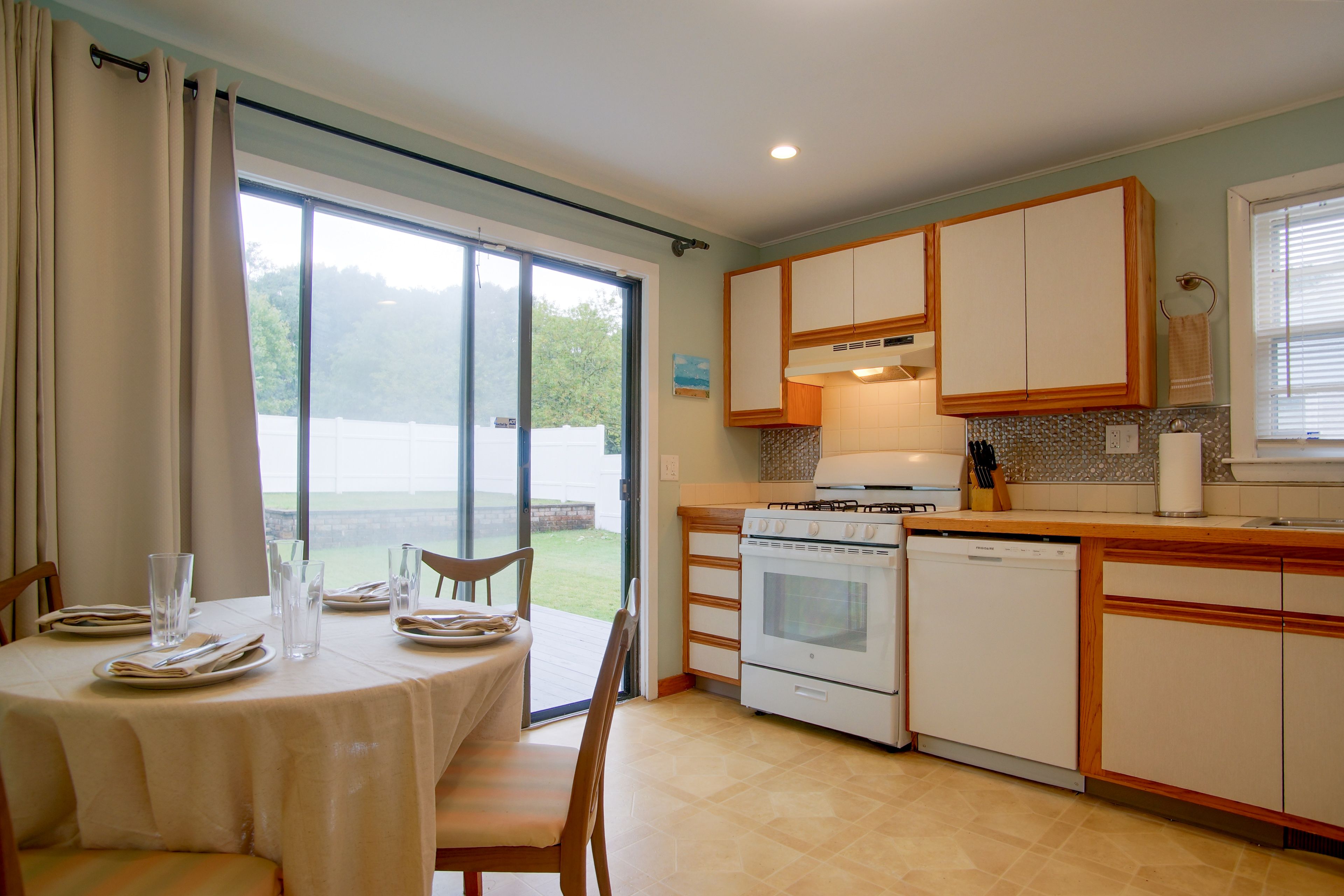 Kitchen & Dining Area
