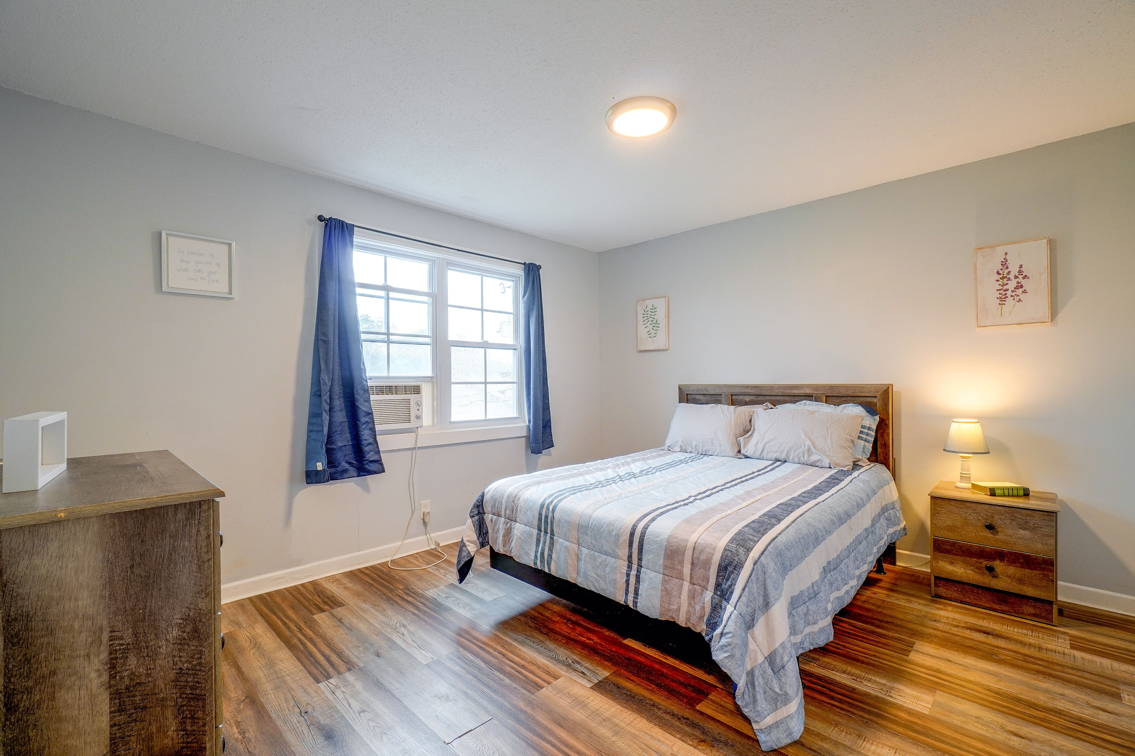 Bedroom 1 | Queen Bed