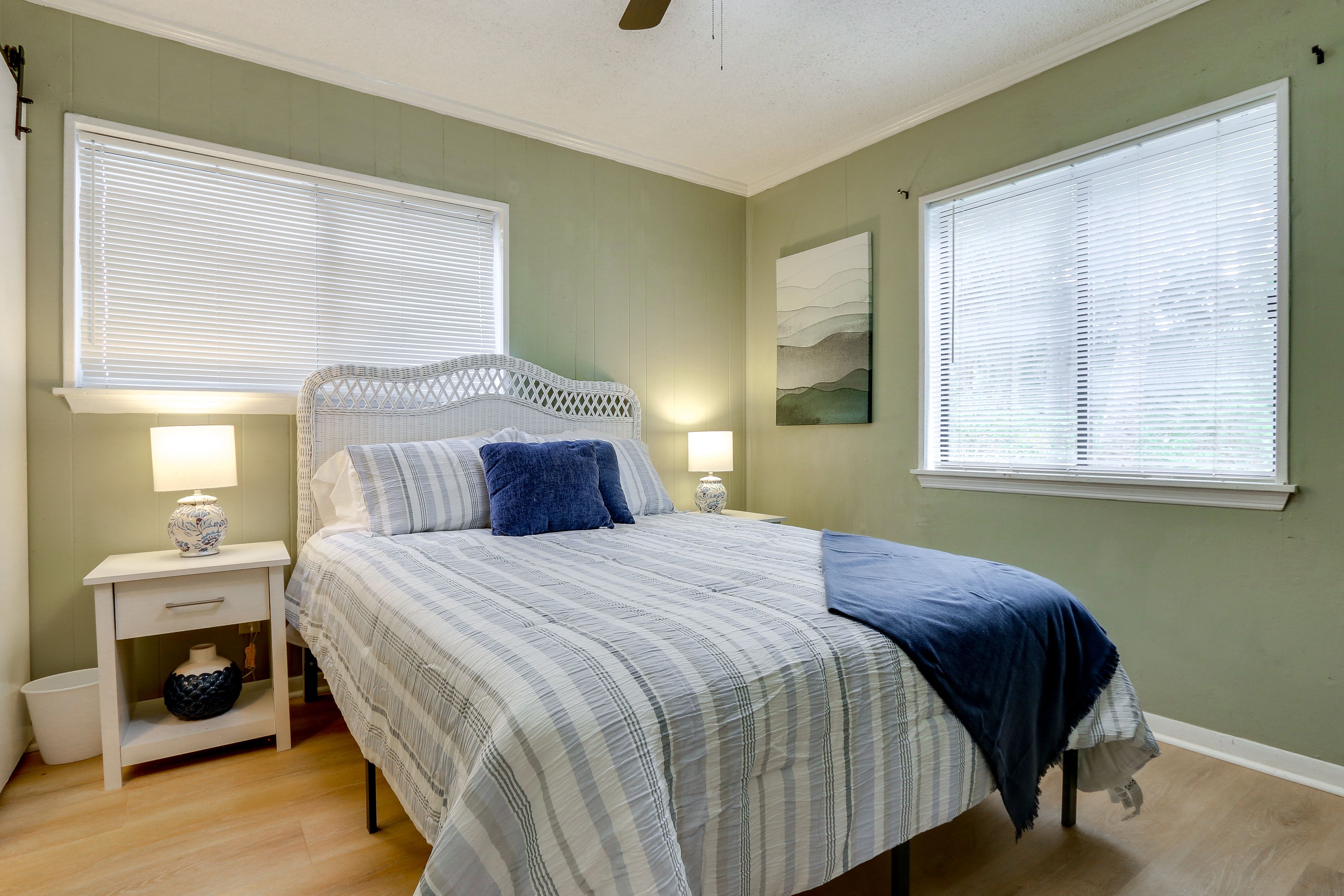 Bedroom 1 | Queen Bed