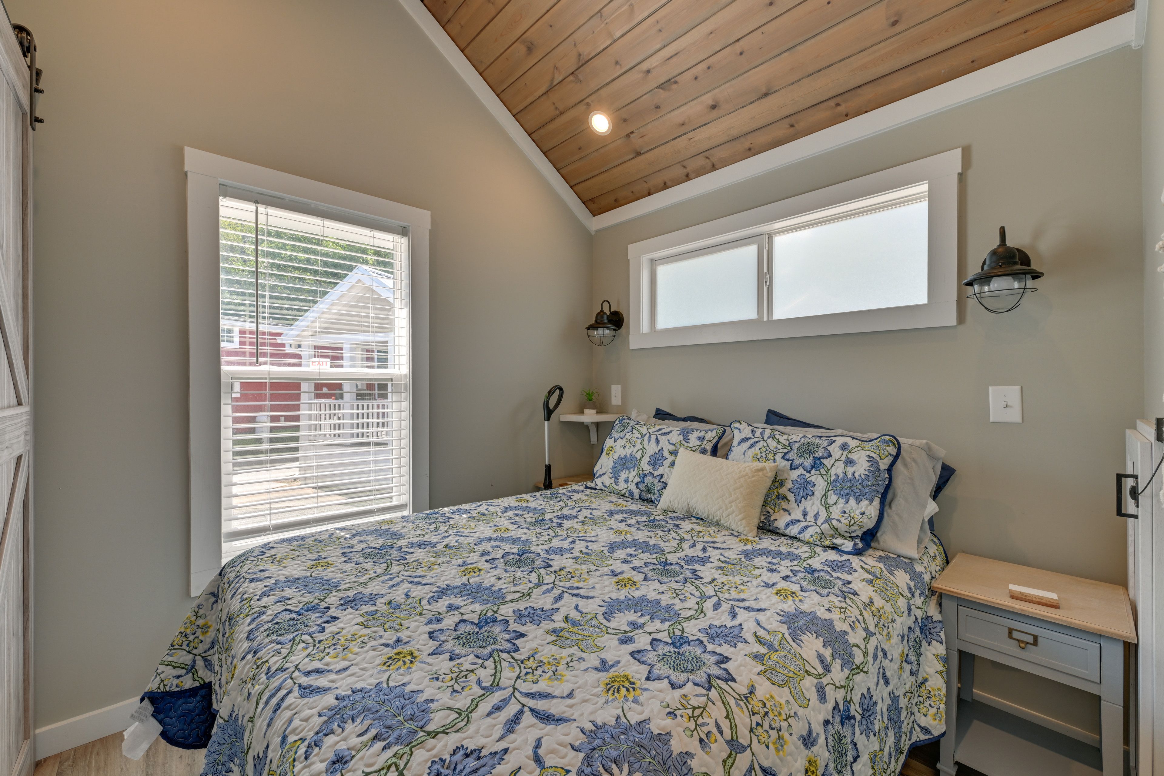 Bedroom 1 | Queen Bed | 1st Floor