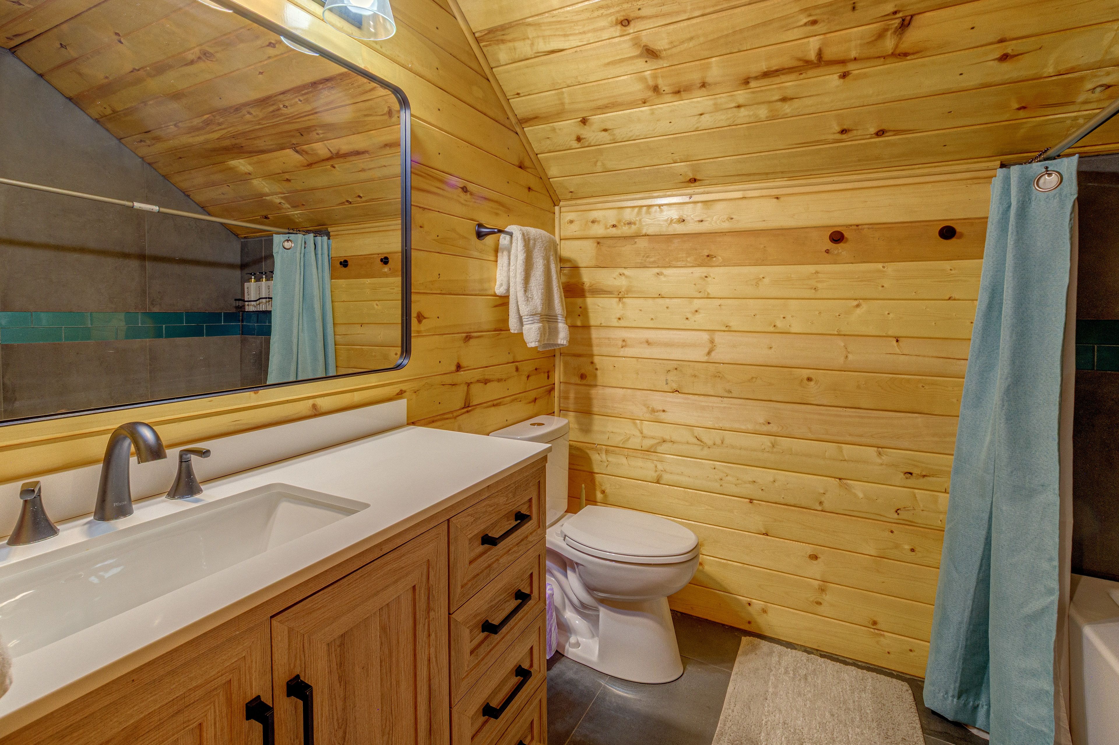 Full Bathroom | 2nd Floor