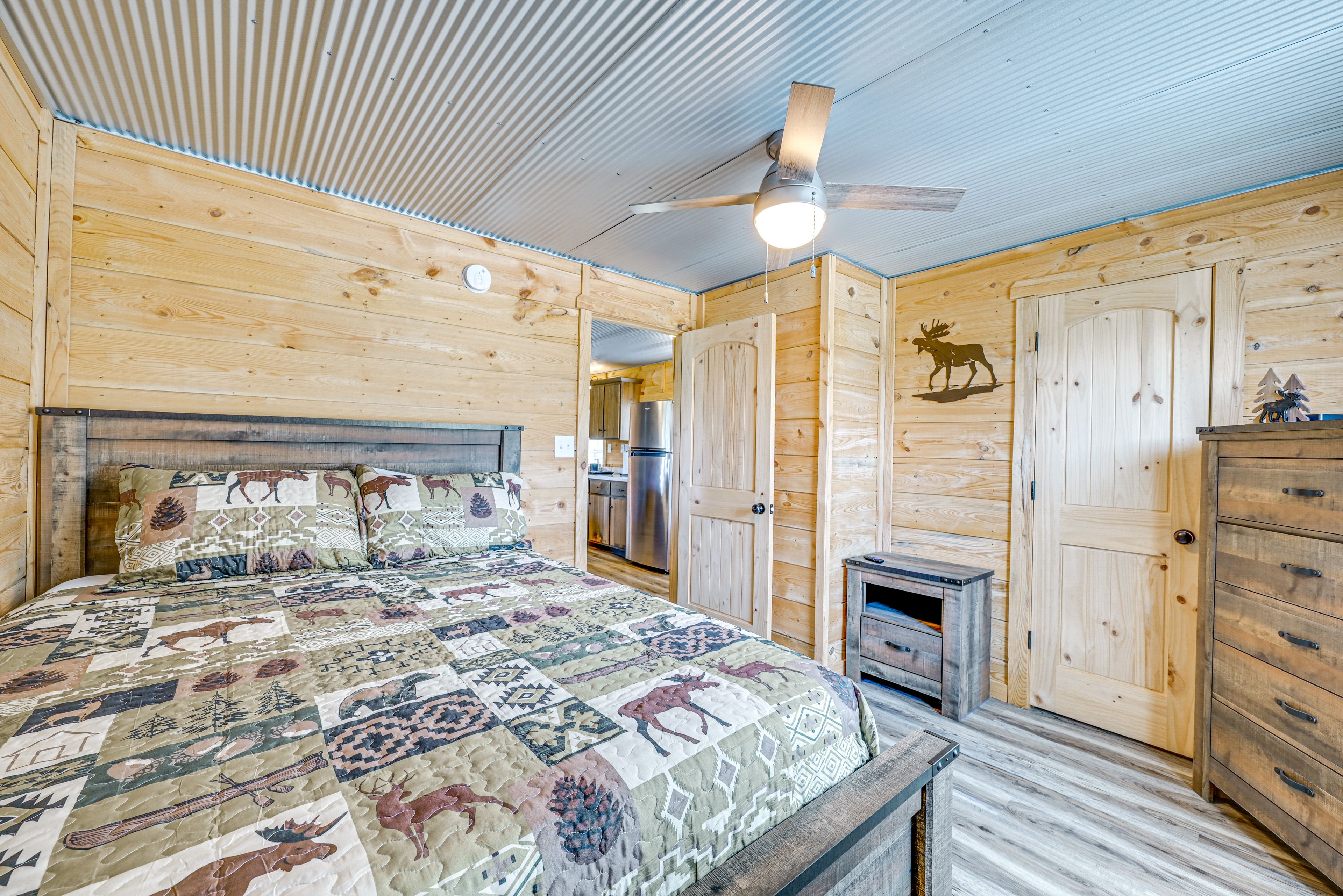 Bedroom 1 | Queen Bed