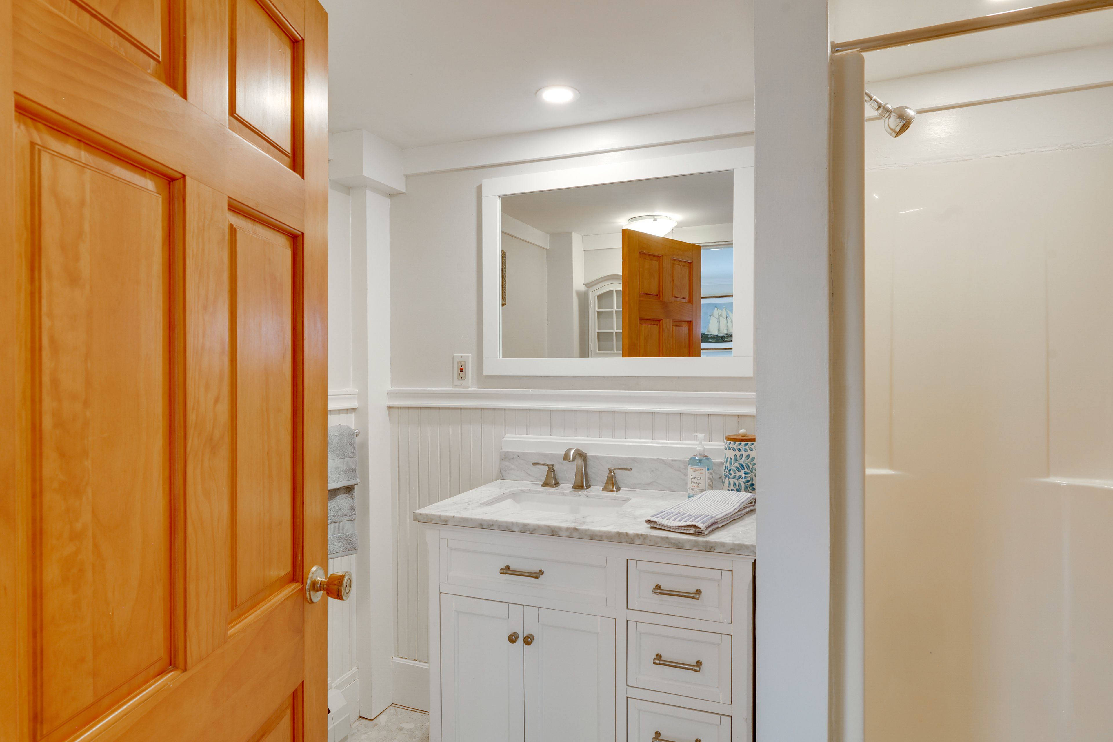 Full Bathroom | 1st Floor