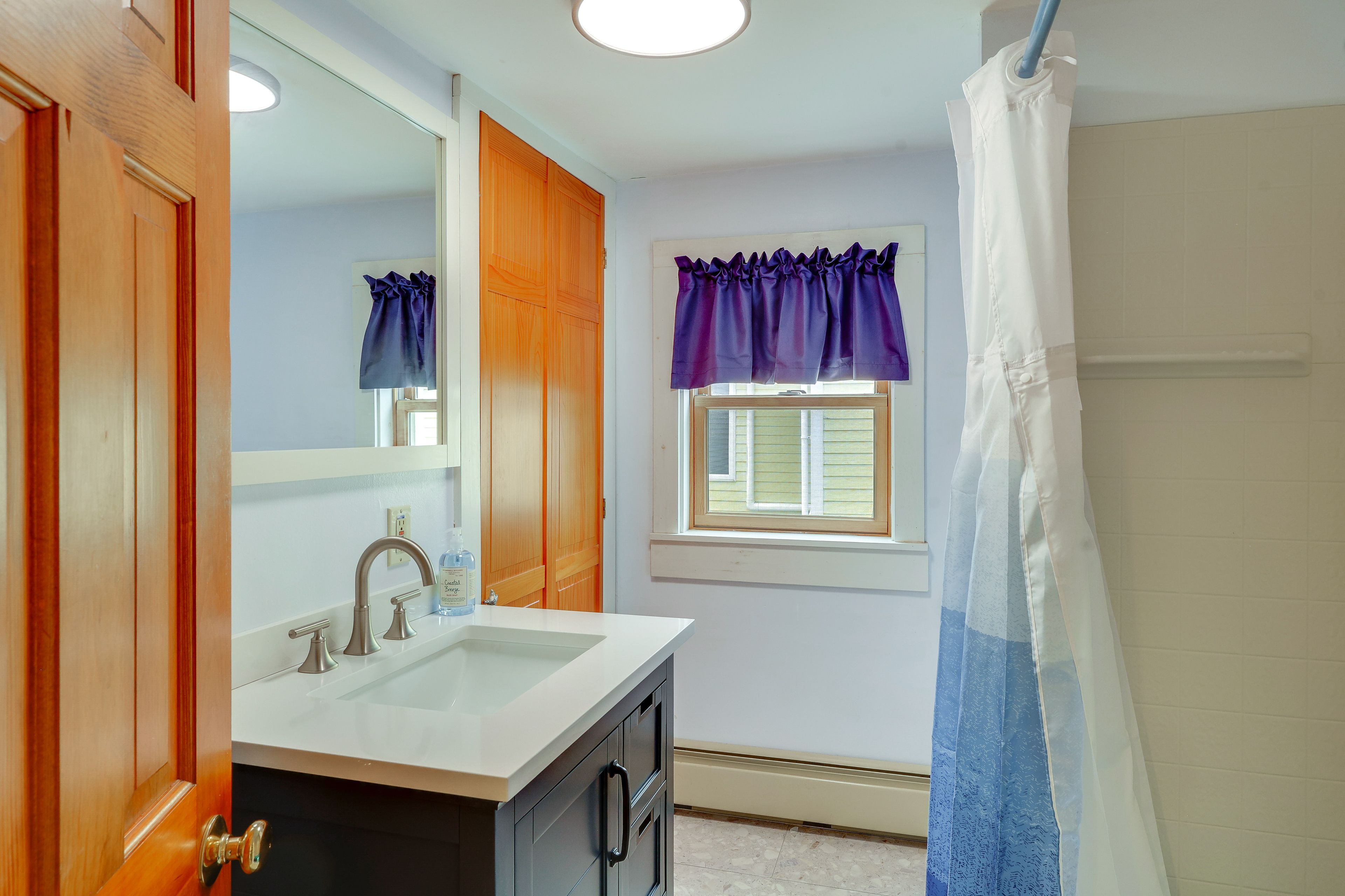Full Bathroom | 2nd Floor