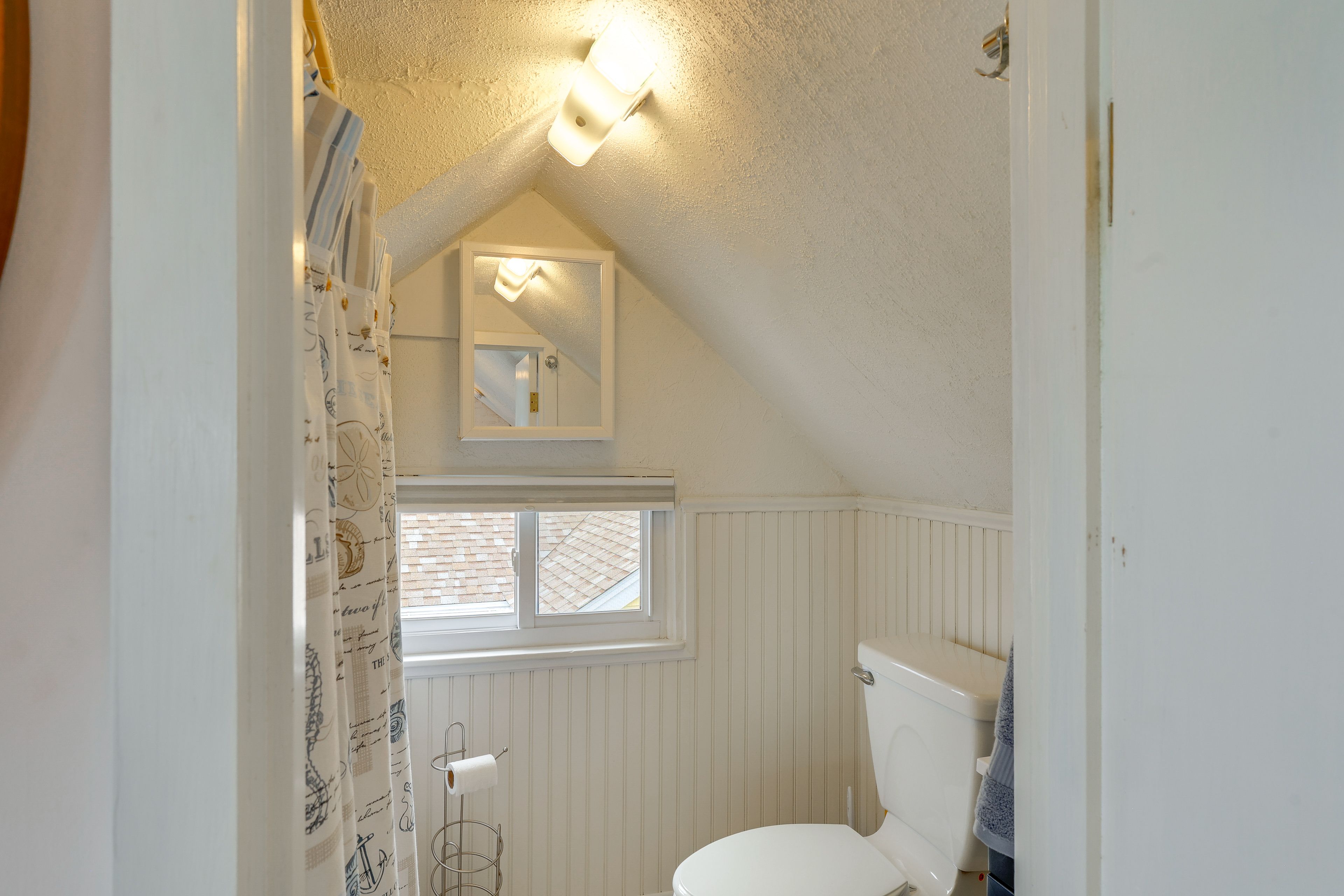 Full Bathroom | 2nd Floor