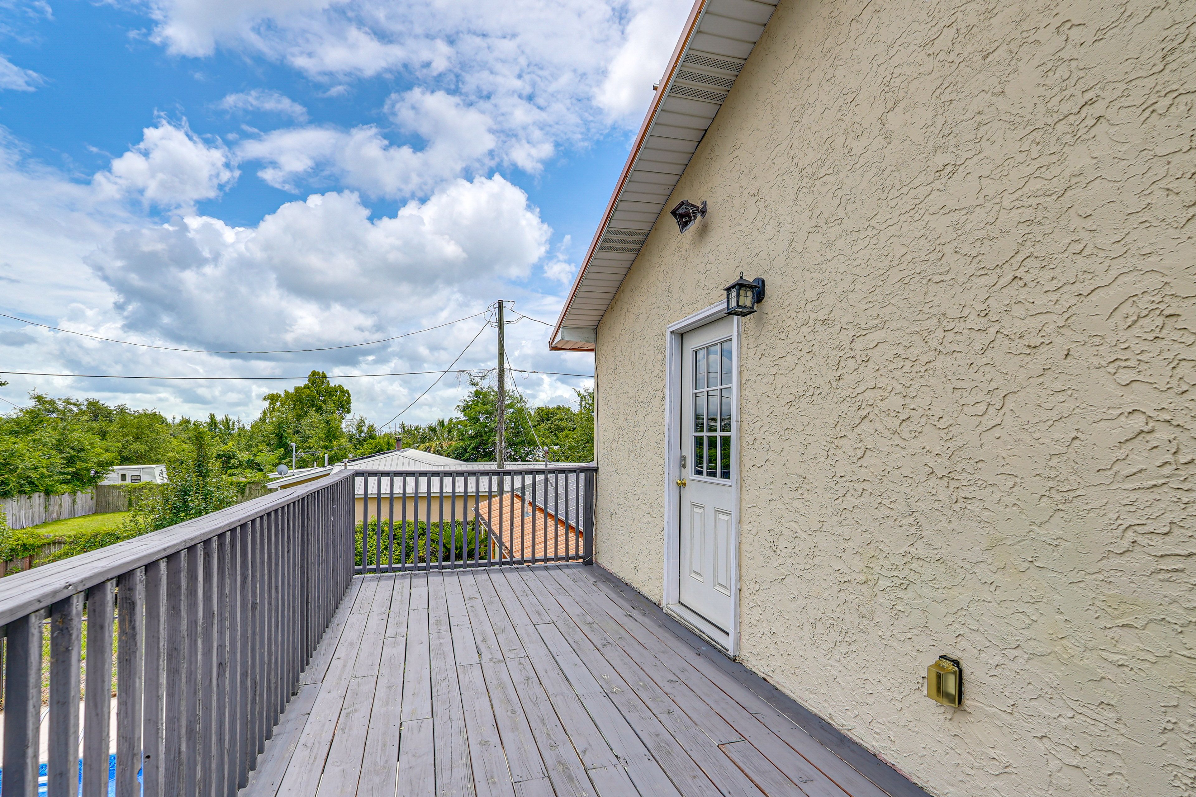 Property Exterior | Single-Level Duplex Home | Upper Unit