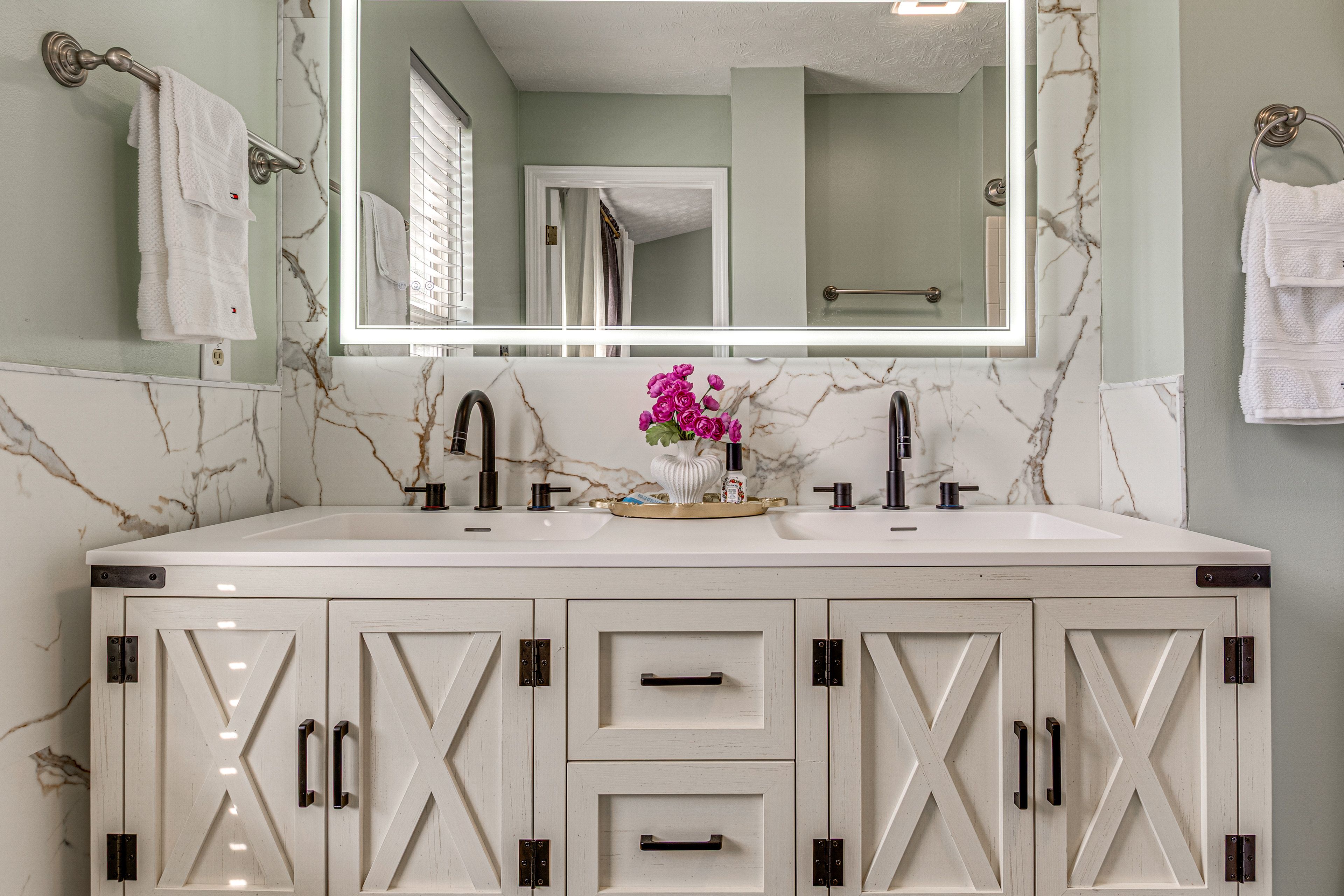 En-Suite Bathroom | Towels & Linens Provided | 2nd Floor