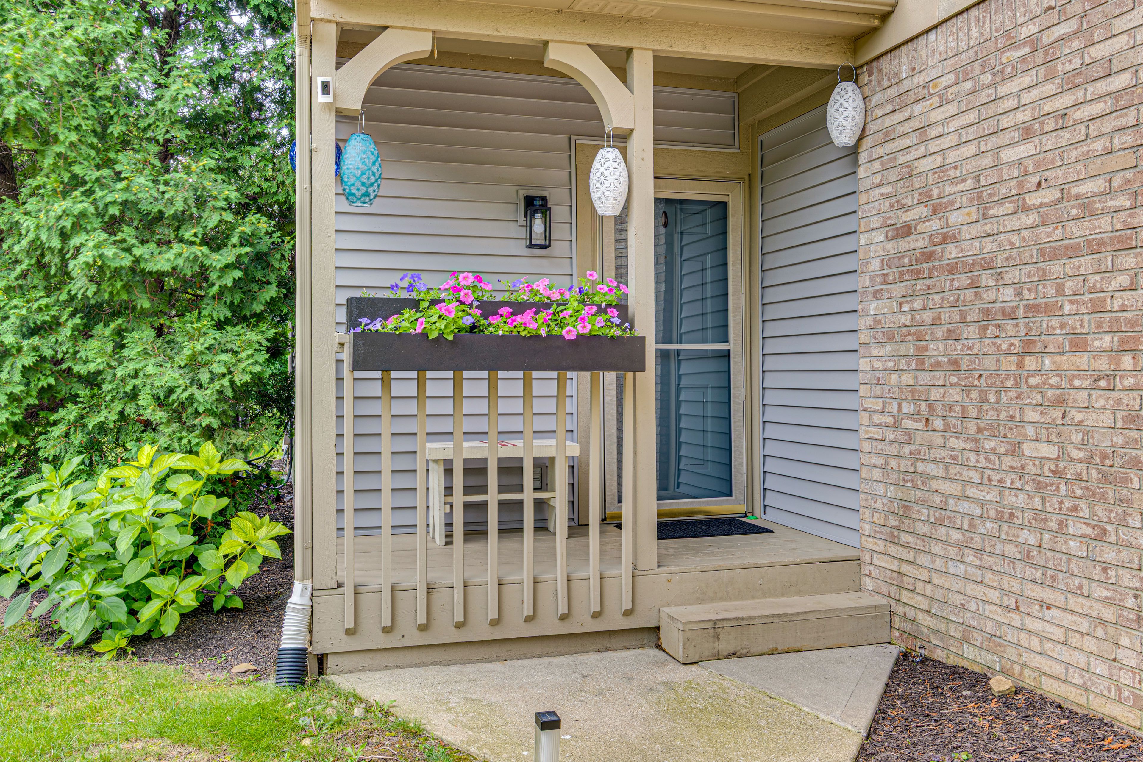 Front Entryway | 2 Steps to Enter