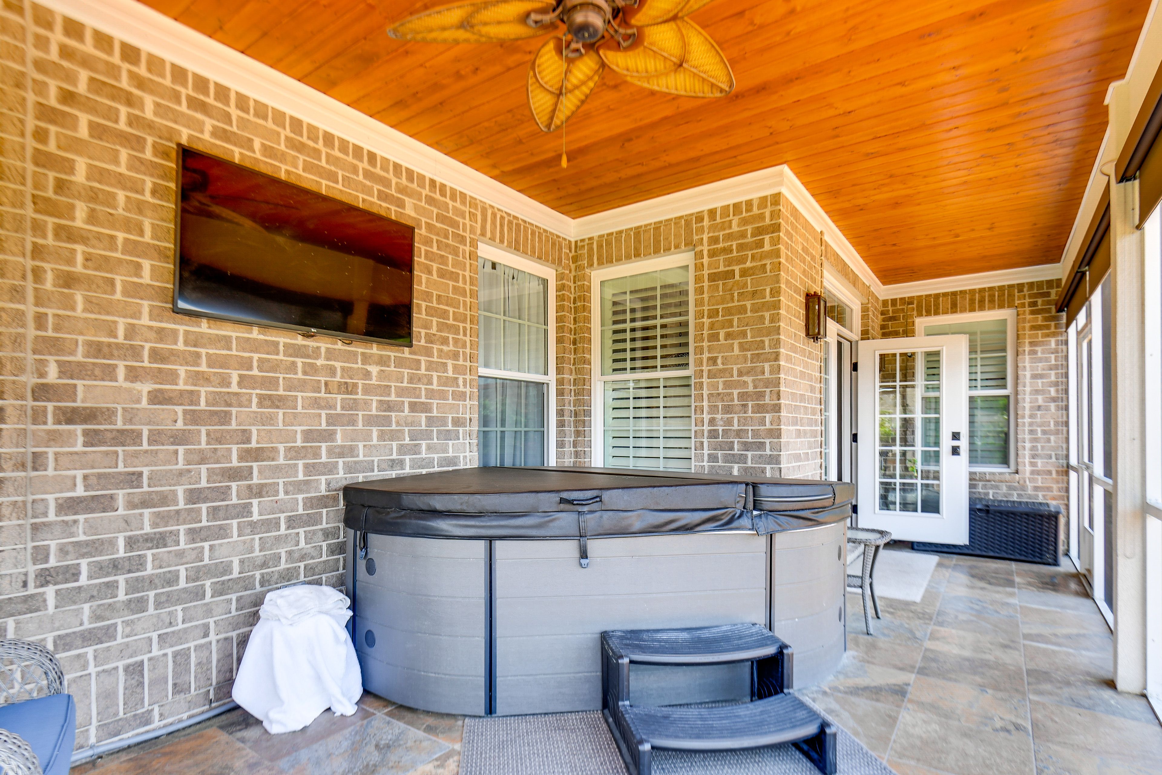 Enclosed Patio | Hot Tub | Private Yard w/ Fire Pit