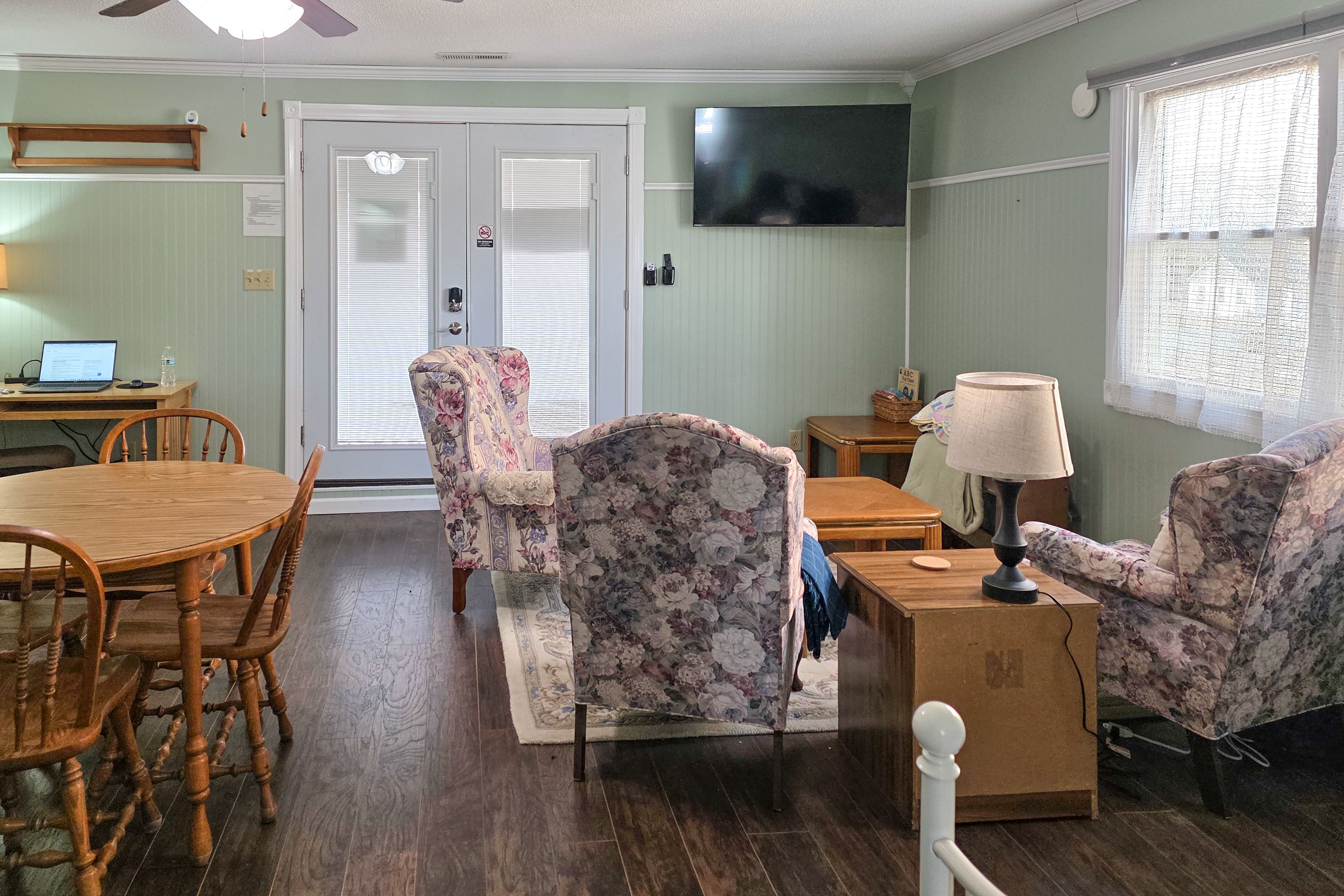 Aunt Sally's Place Interior | Living Area | Twin Daybed w/ Twin Trundle