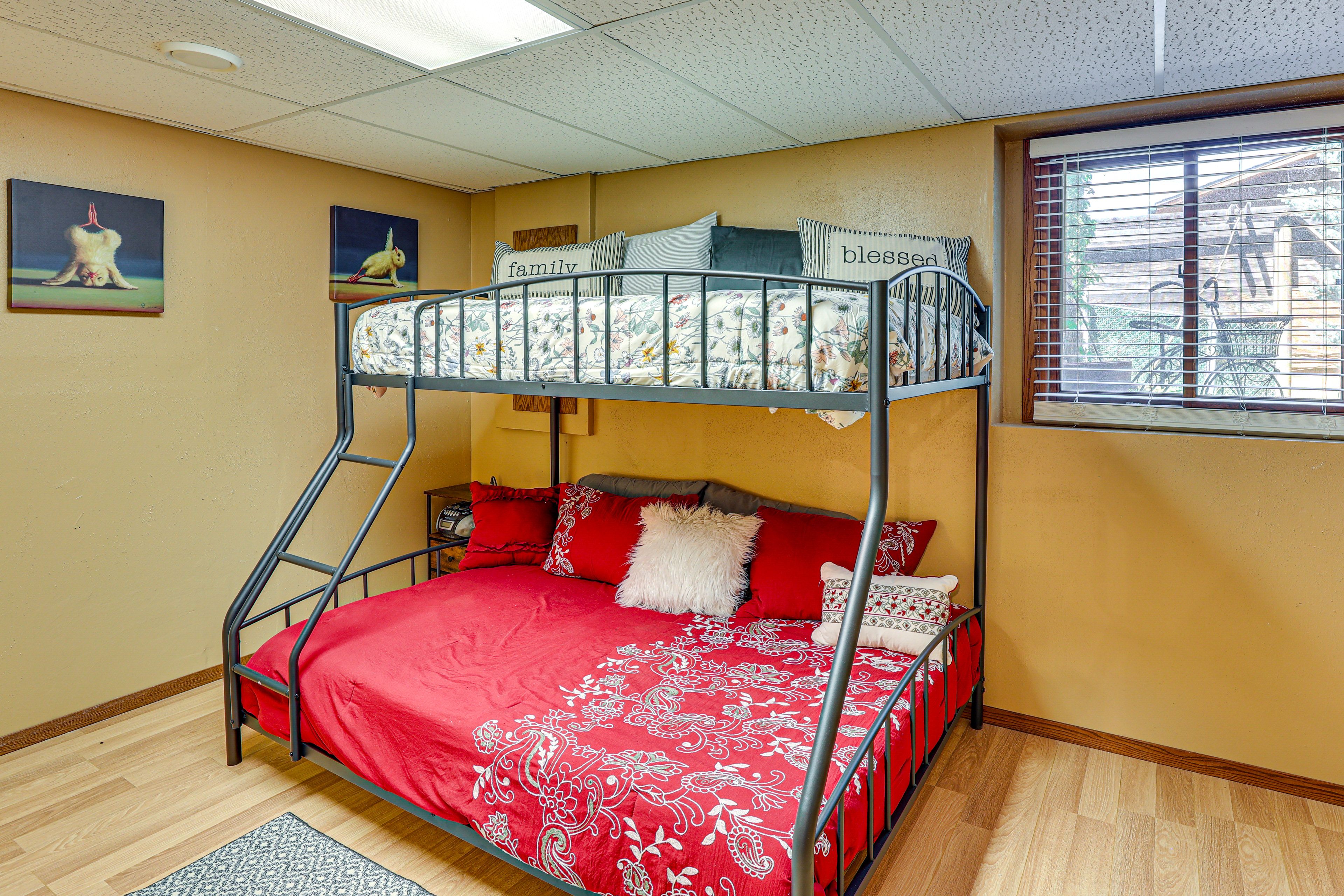 Bedroom 5 | Twin/Full Bunk Bed