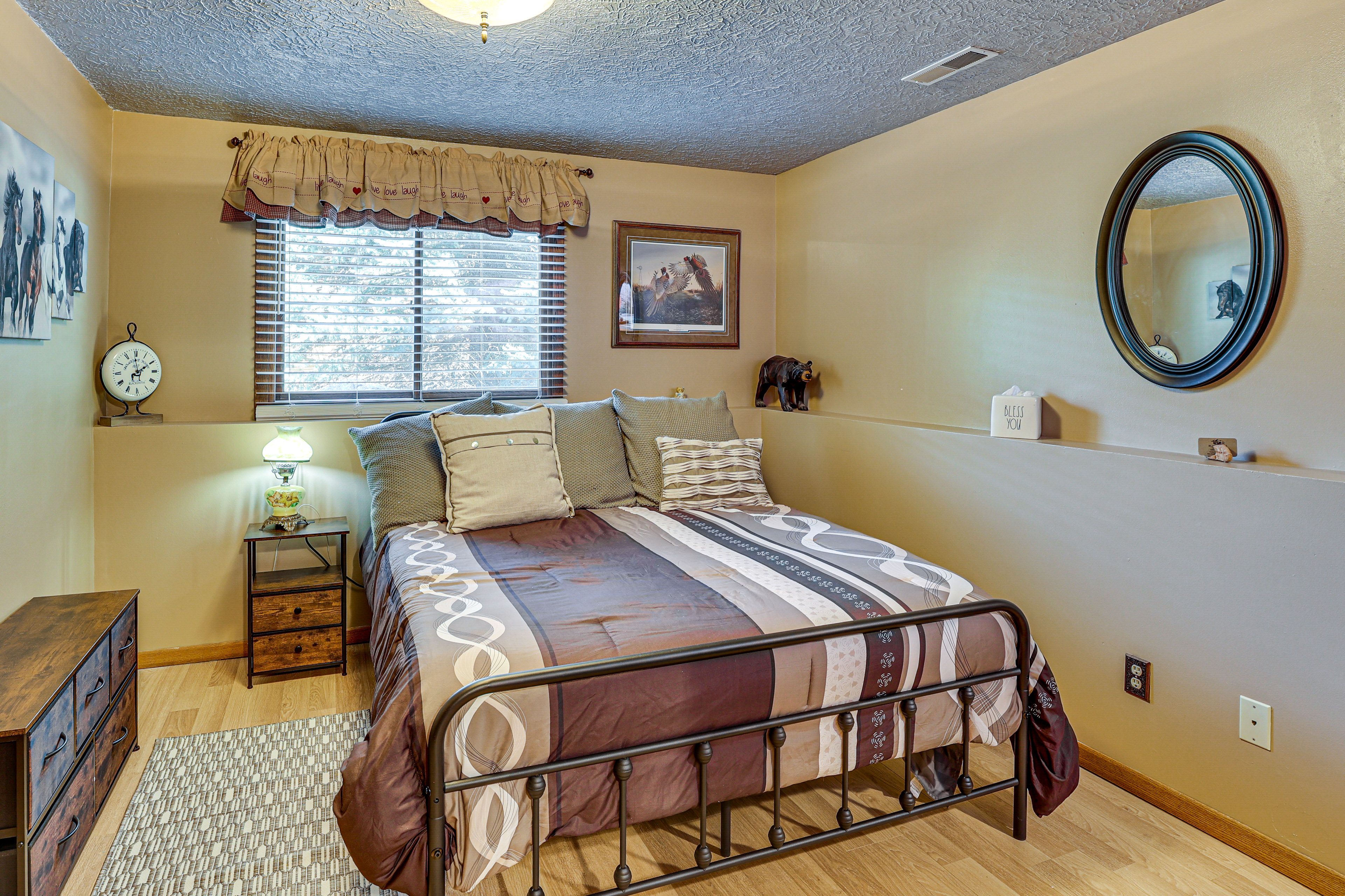 Bedroom 3 | Queen Bed