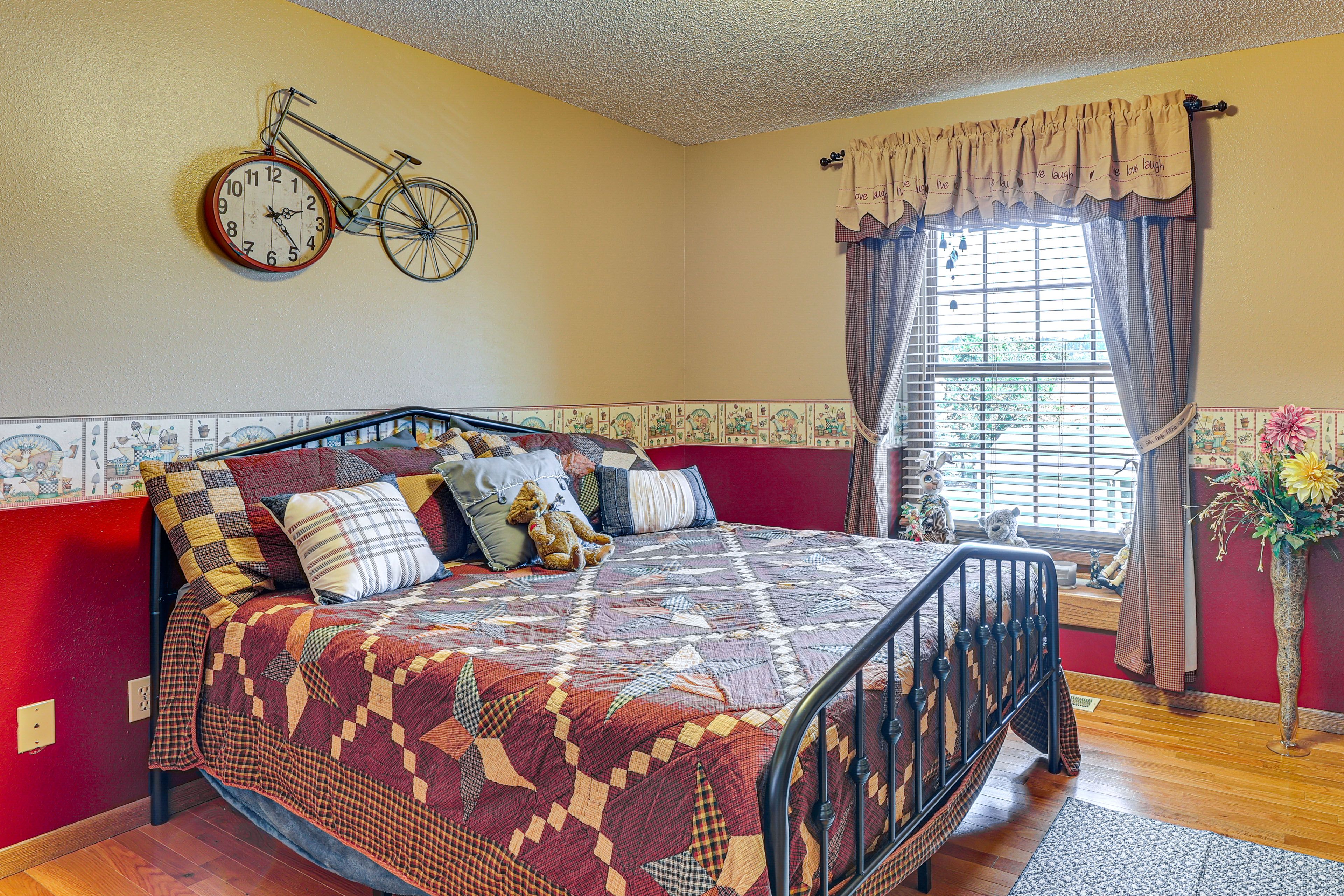 Bedroom 2 | Queen Bed