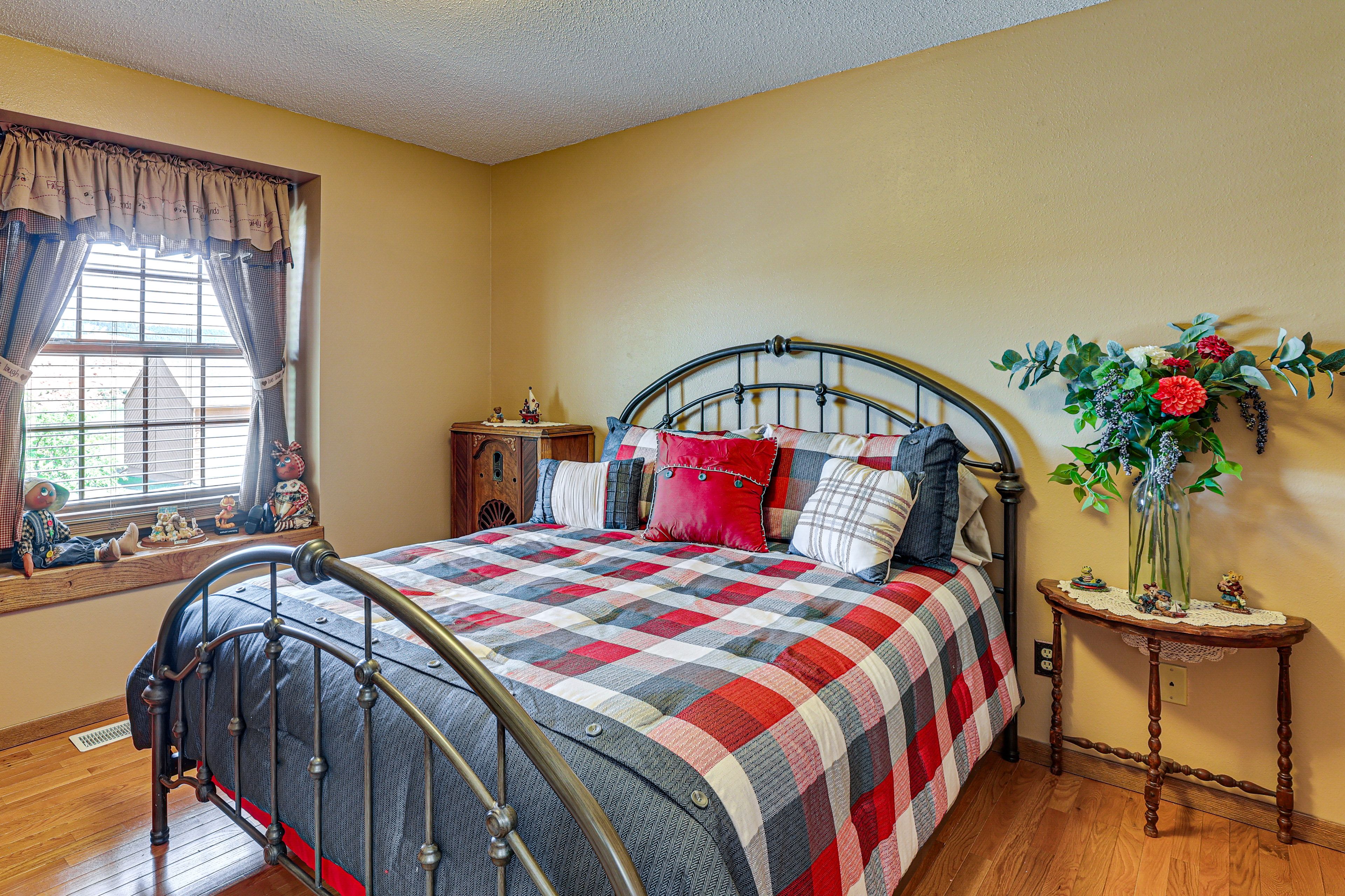 Bedroom 4 | Queen Bed