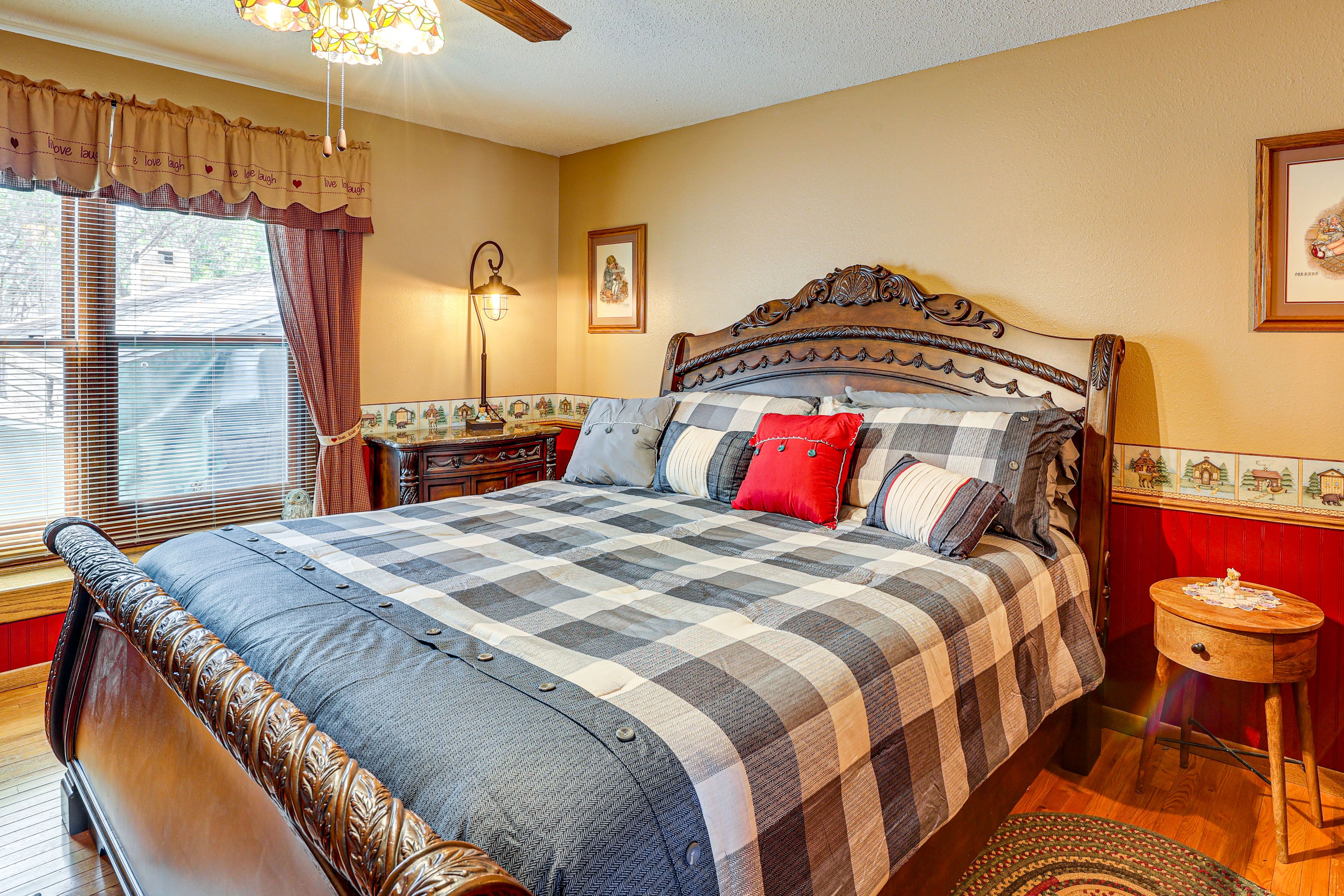 Bedroom 1 | King Bed