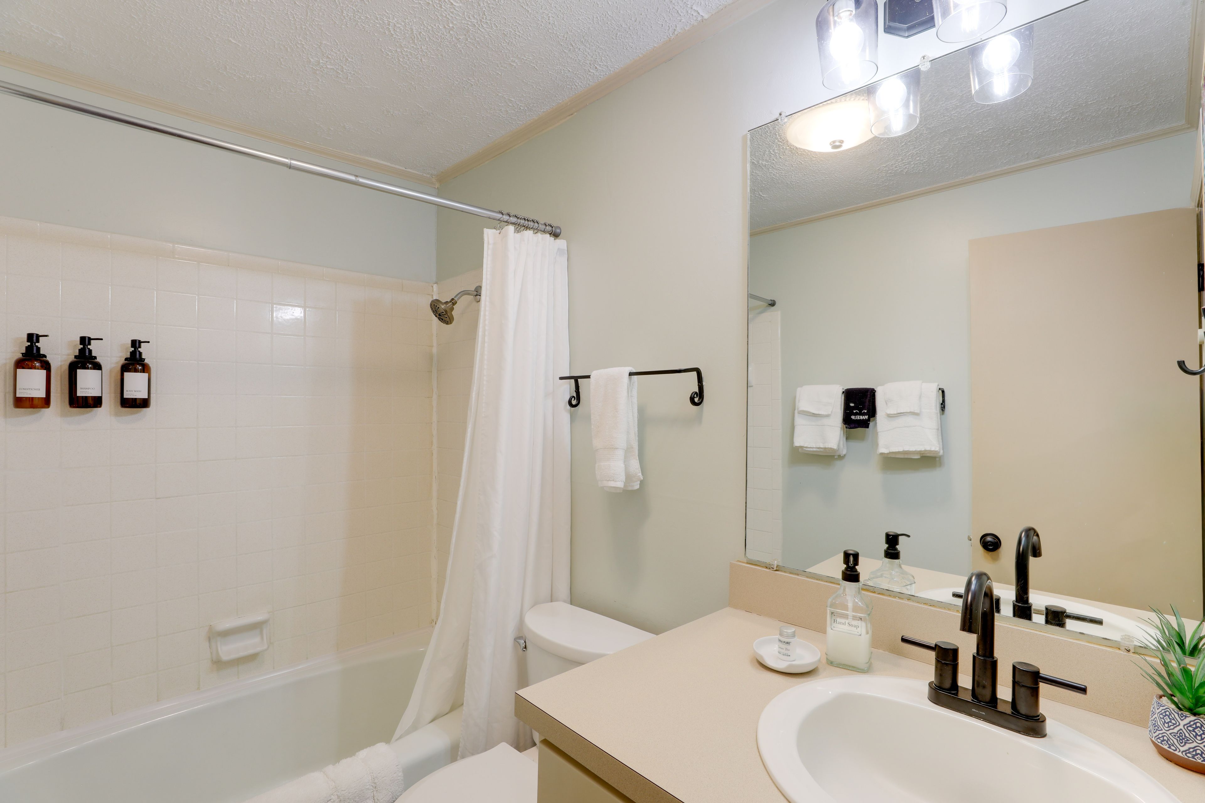 Full Bathroom | Towels & Linens Provided | Upper Level