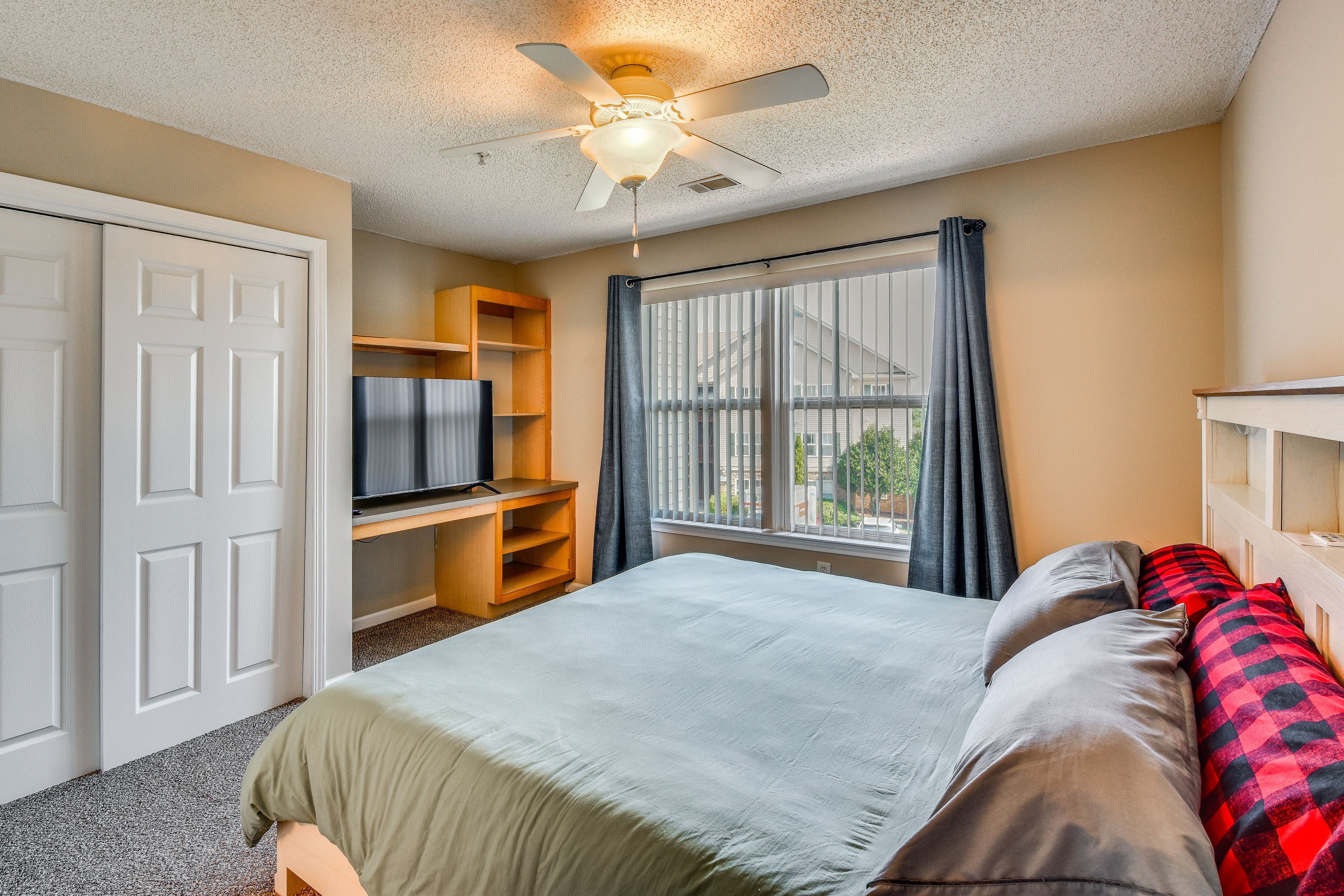 Bedroom 1 | King Bed