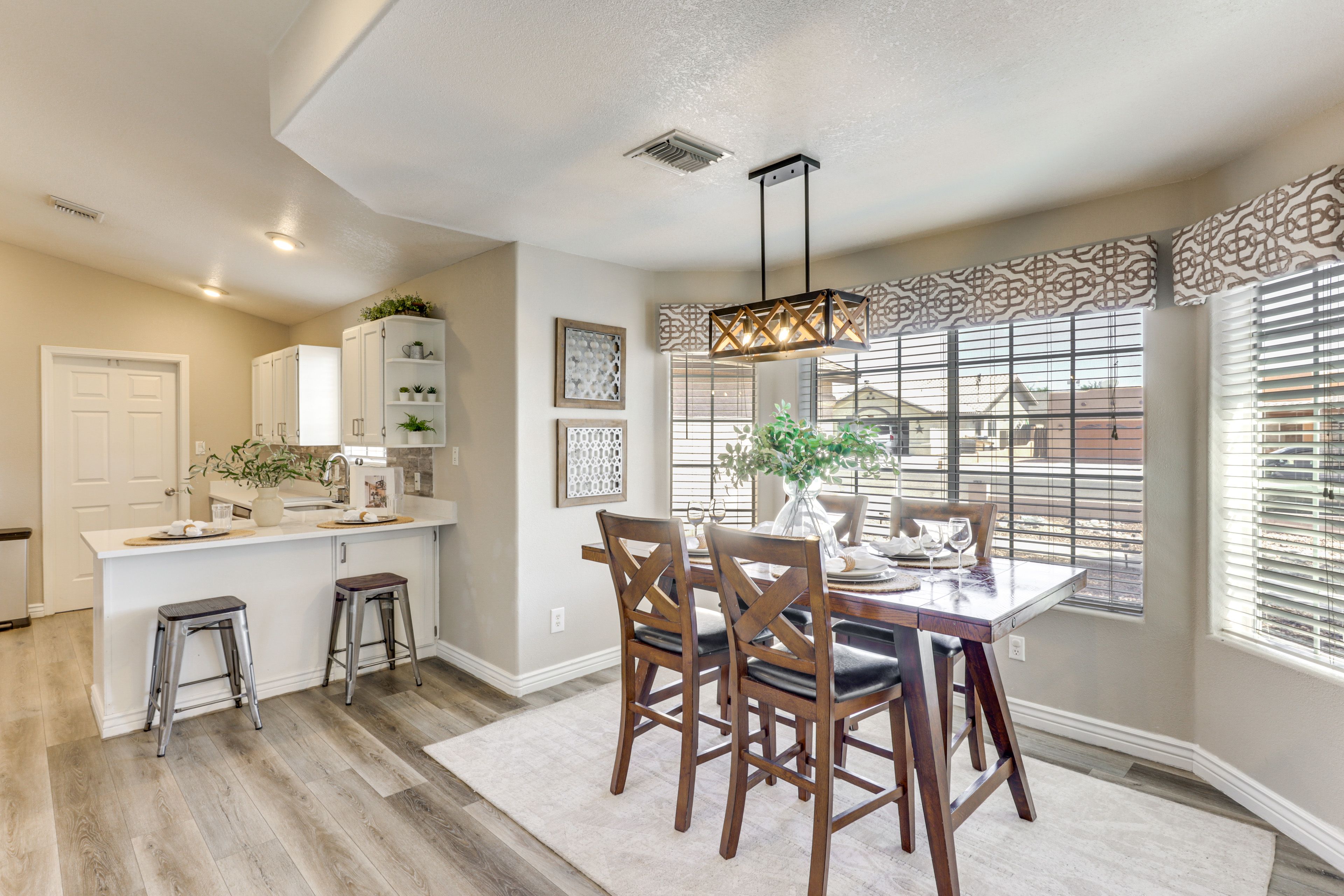 Dining Area | Dishware/Flatware Provided