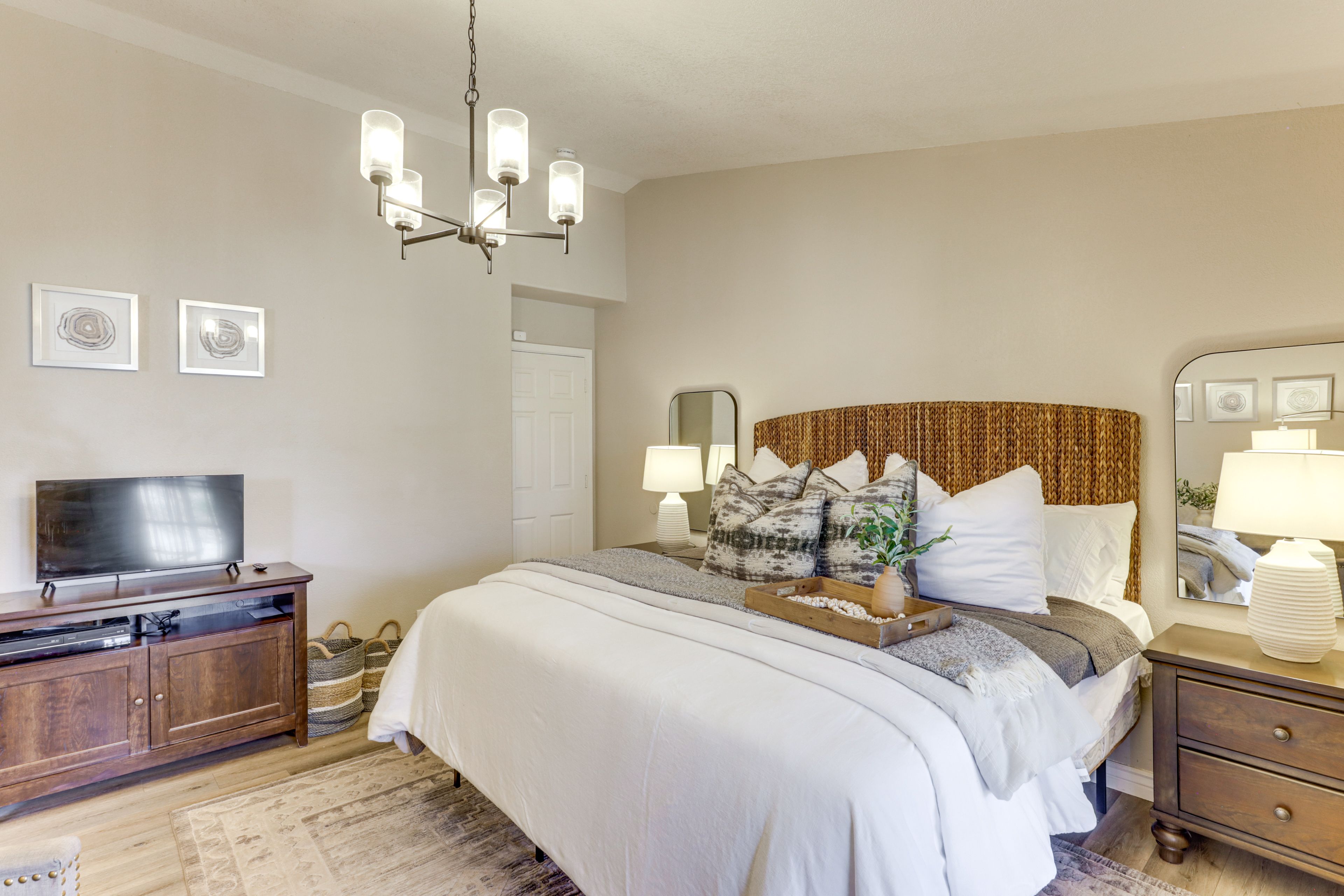 Bedroom 1 | King Bed | Smart TV
