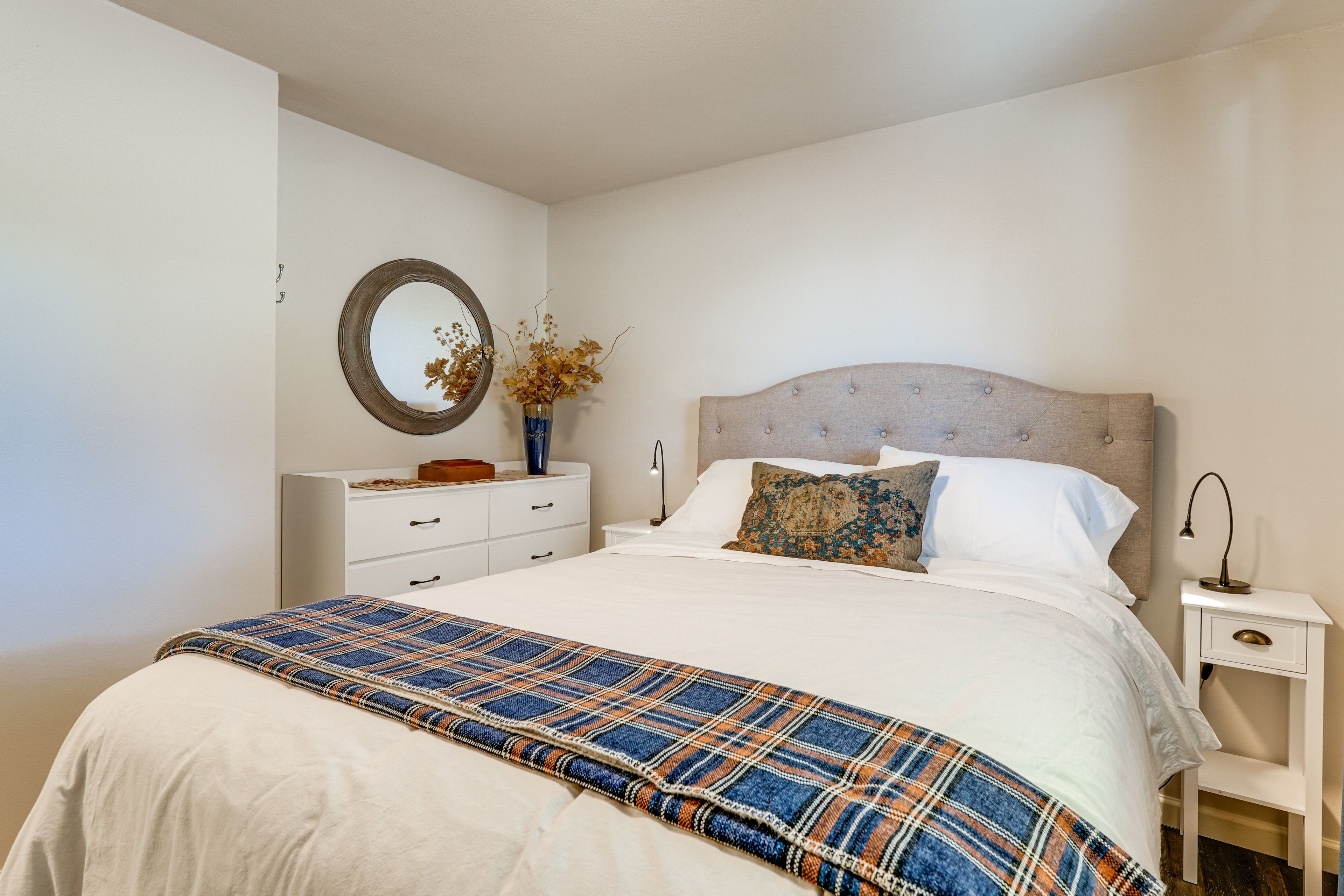 Bedroom 1 | Queen Bed