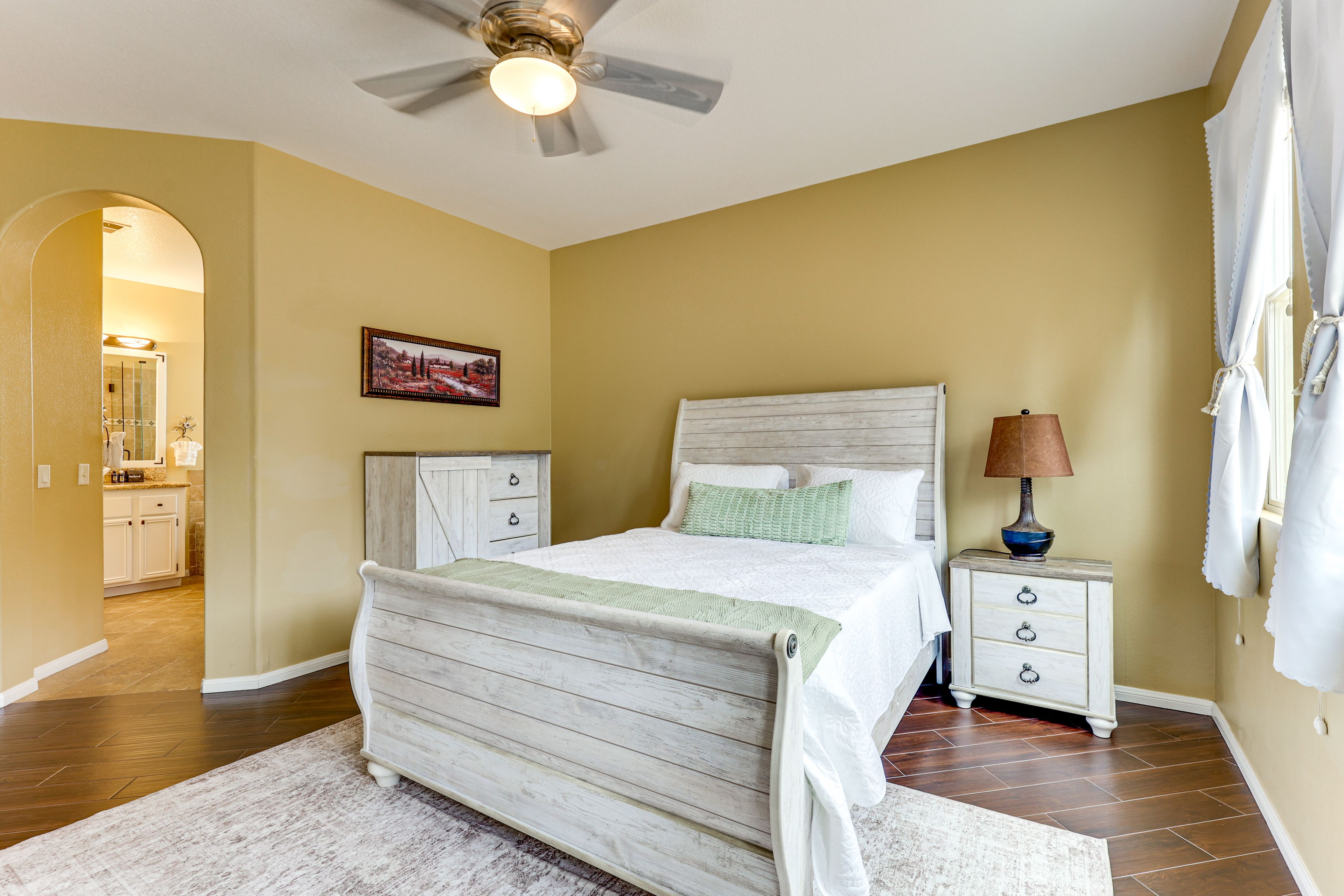 Bedroom 1 | Queen Bed