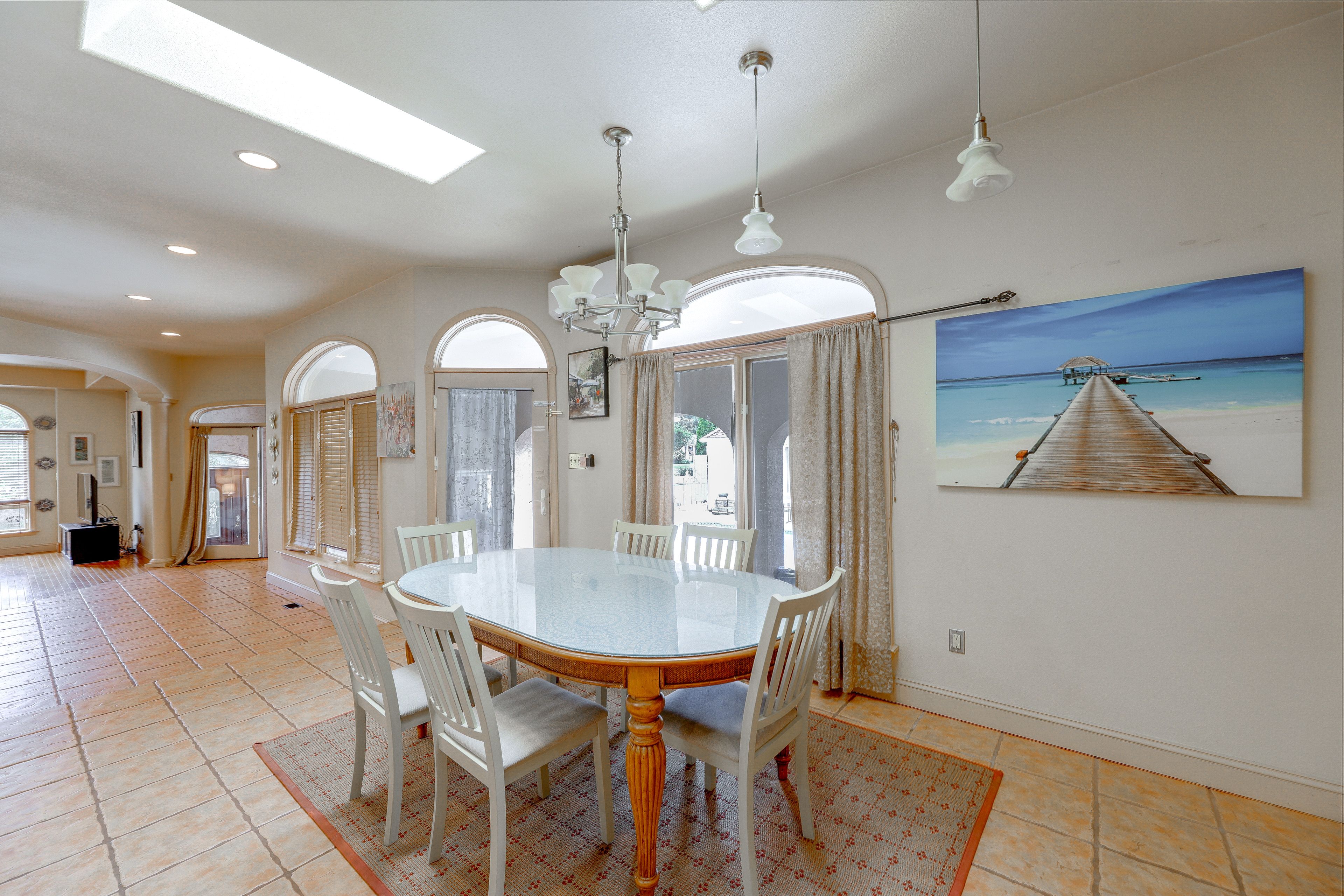 Dining Area | Dishware/Flatware Provided