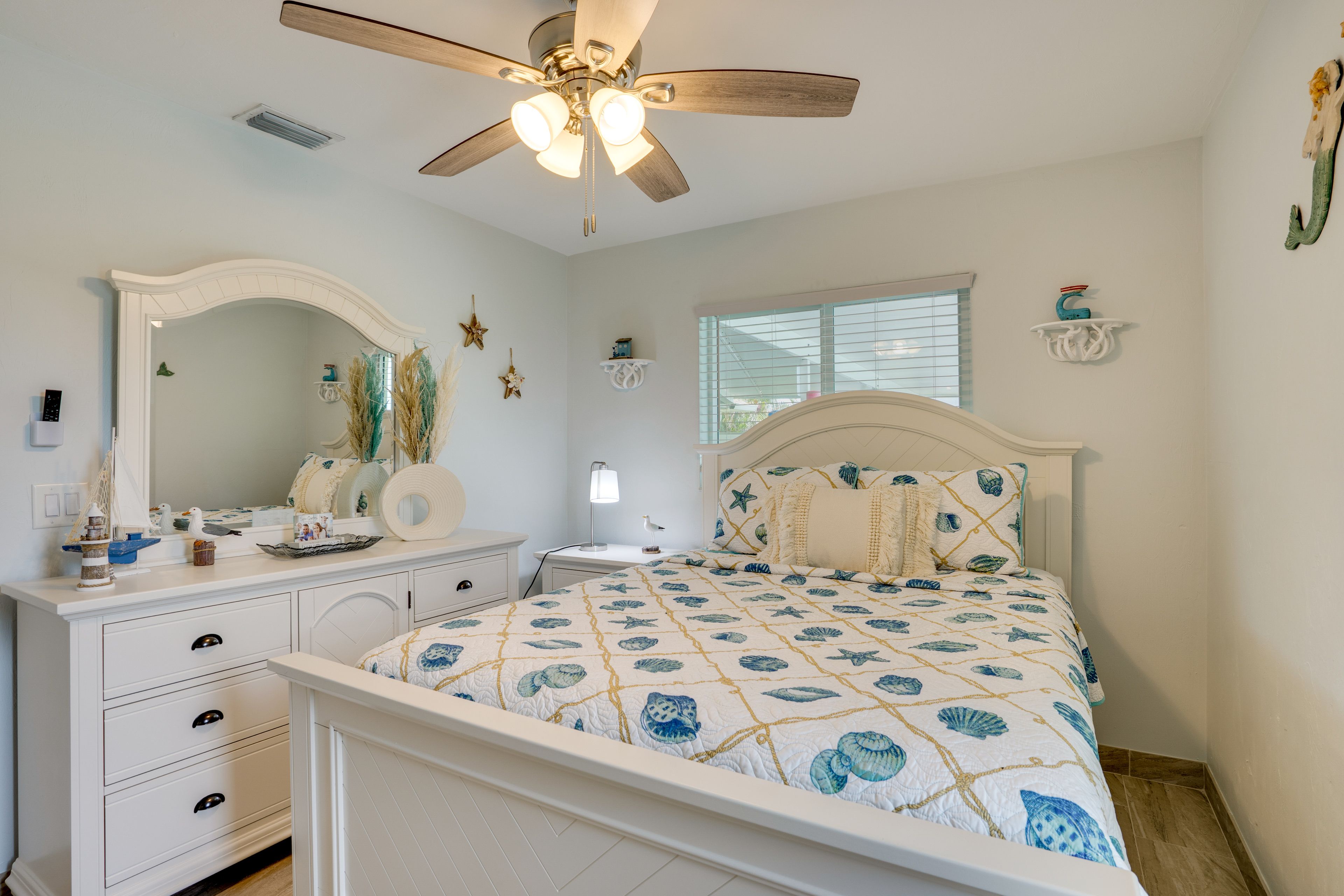 Bedroom 2 | Queen Bed