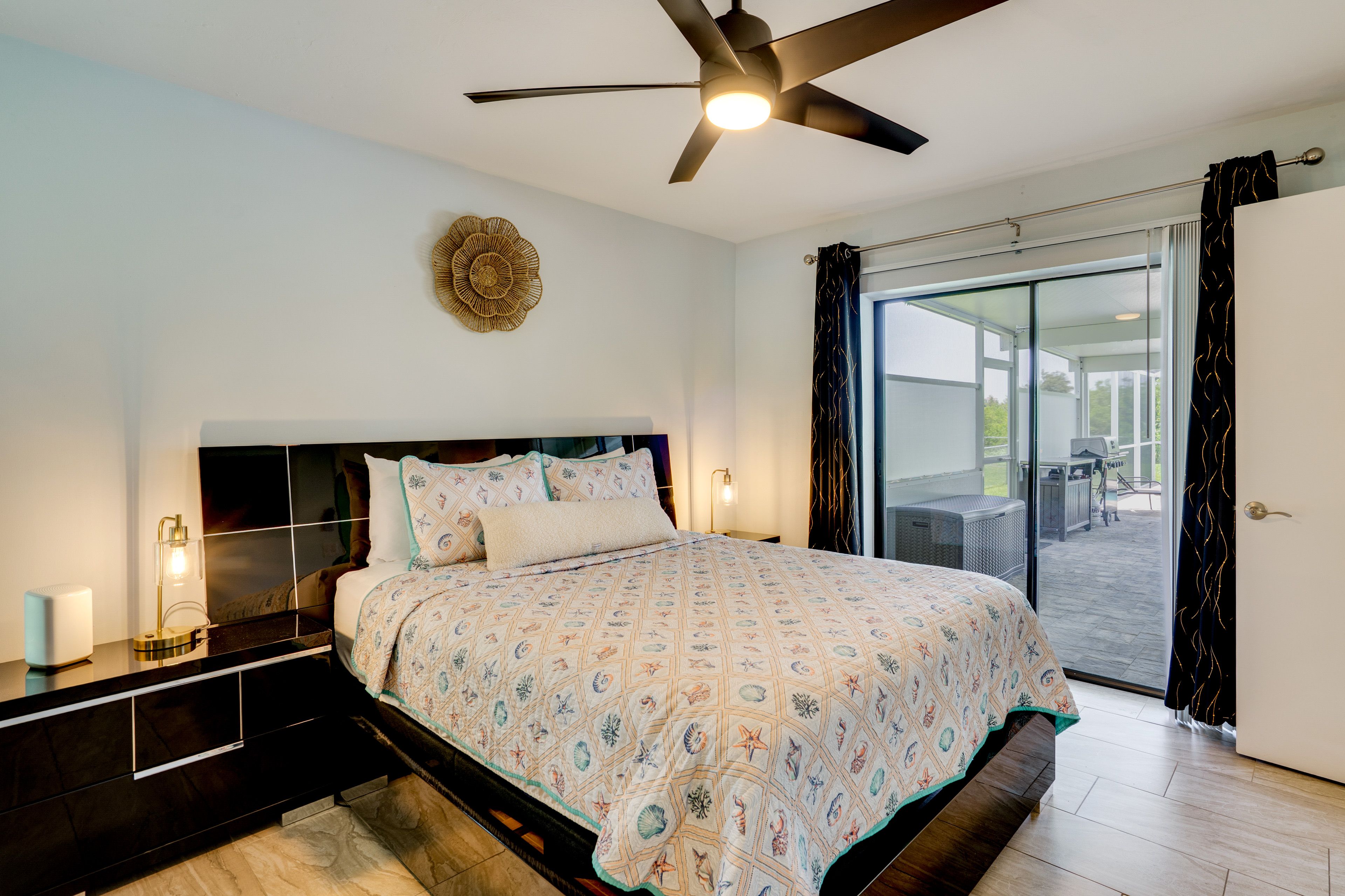 Bedroom 1 | Queen Bed