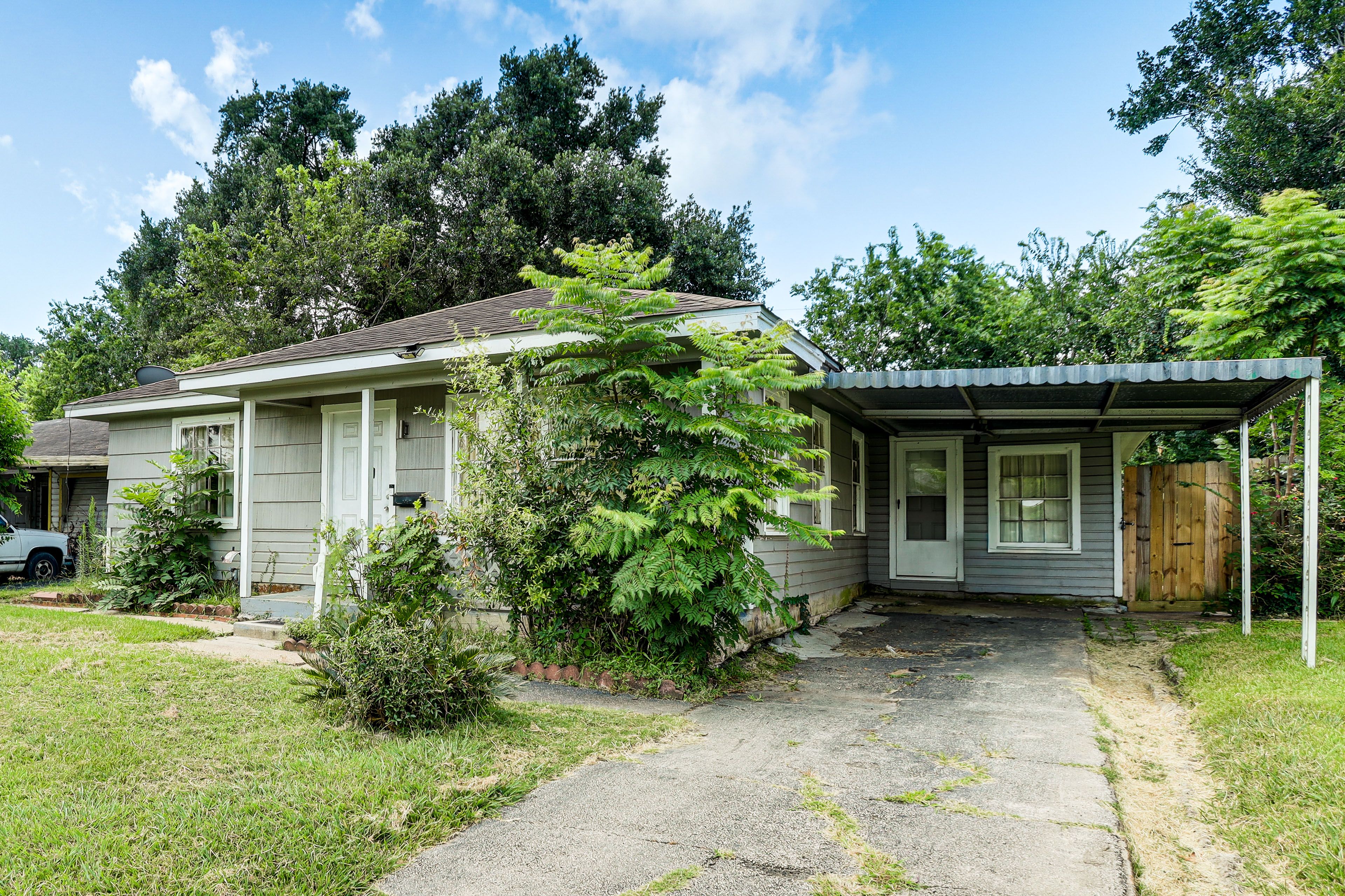Parking | Carport (1 Vehicle) | Driveway (2 Vehicles) | Free Street Parking