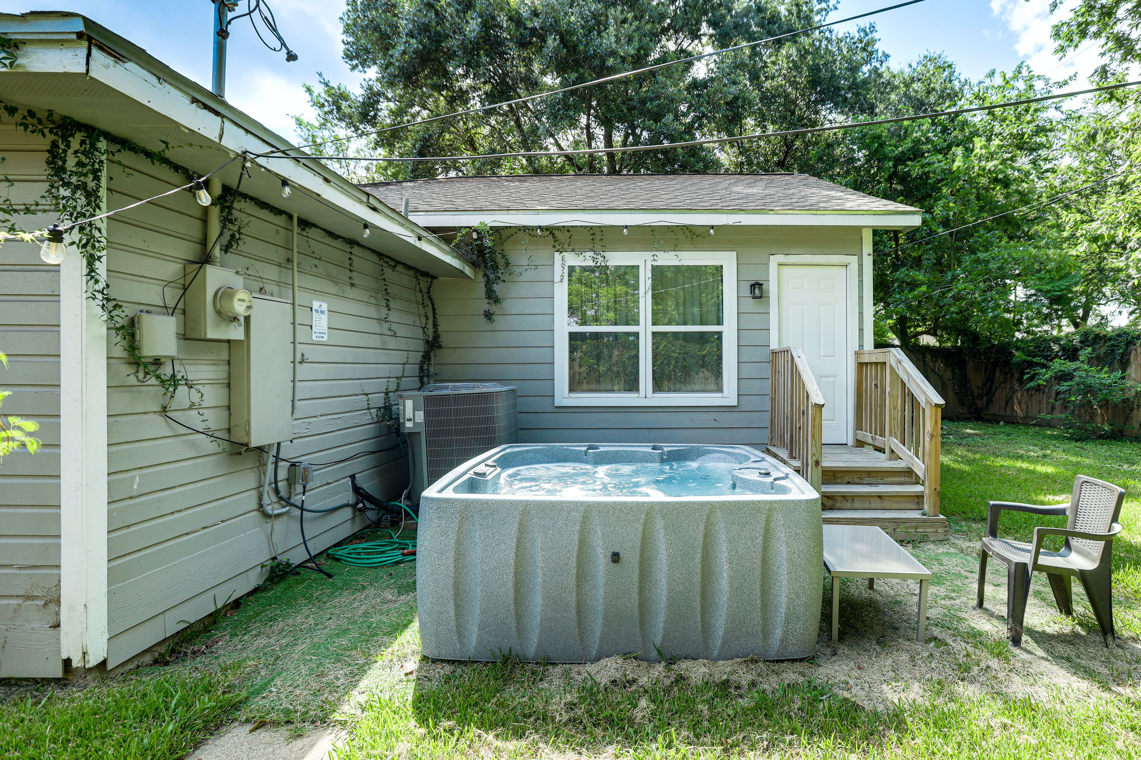 Private Hot Tub & Yard