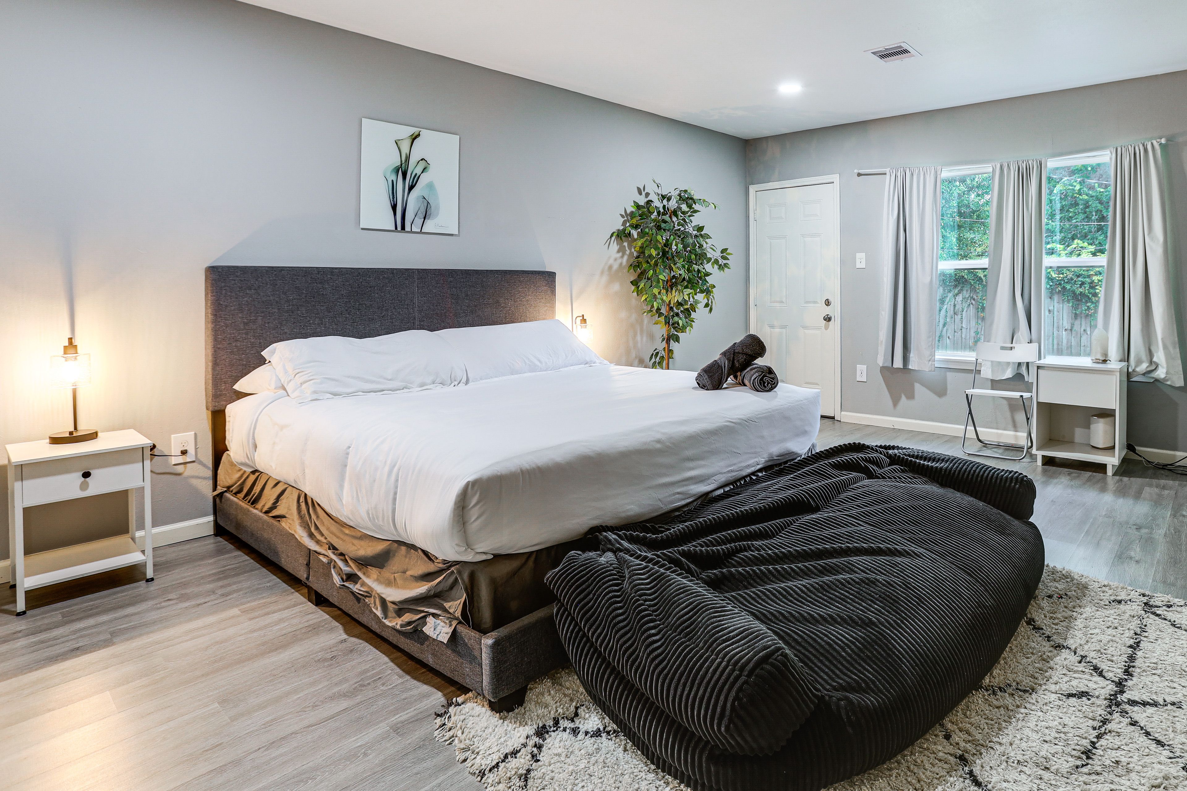 Bedroom 1 | Queen Bed