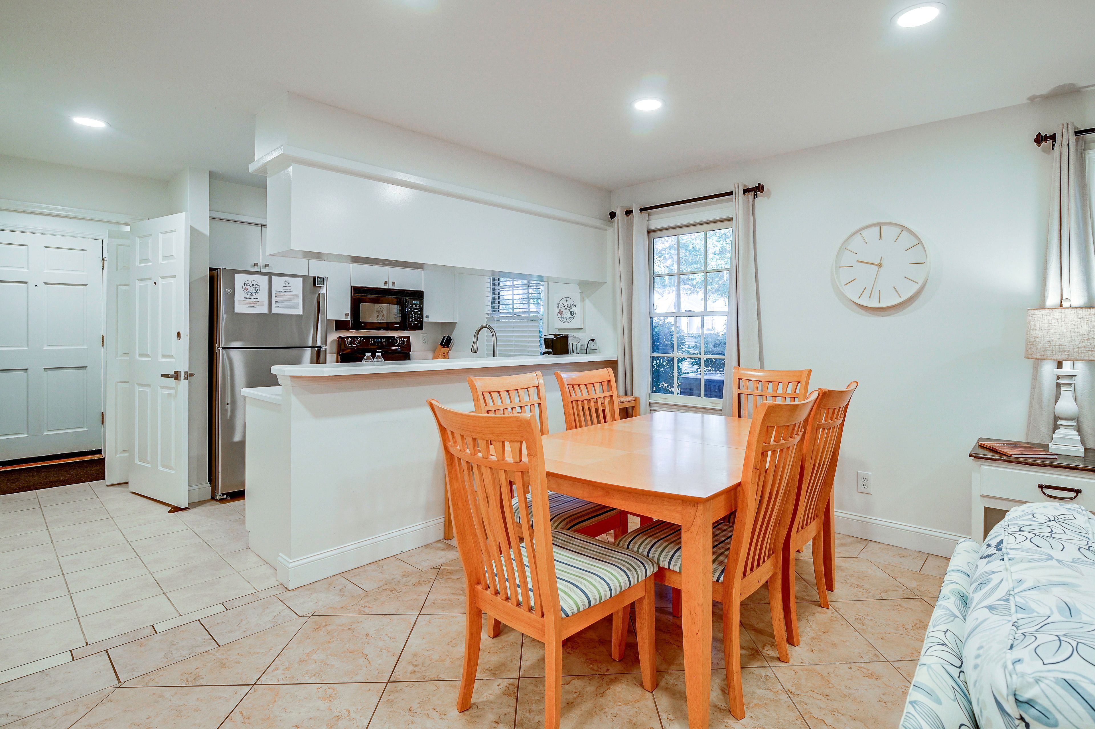 Dining Area | Dishes & Flatware Provided