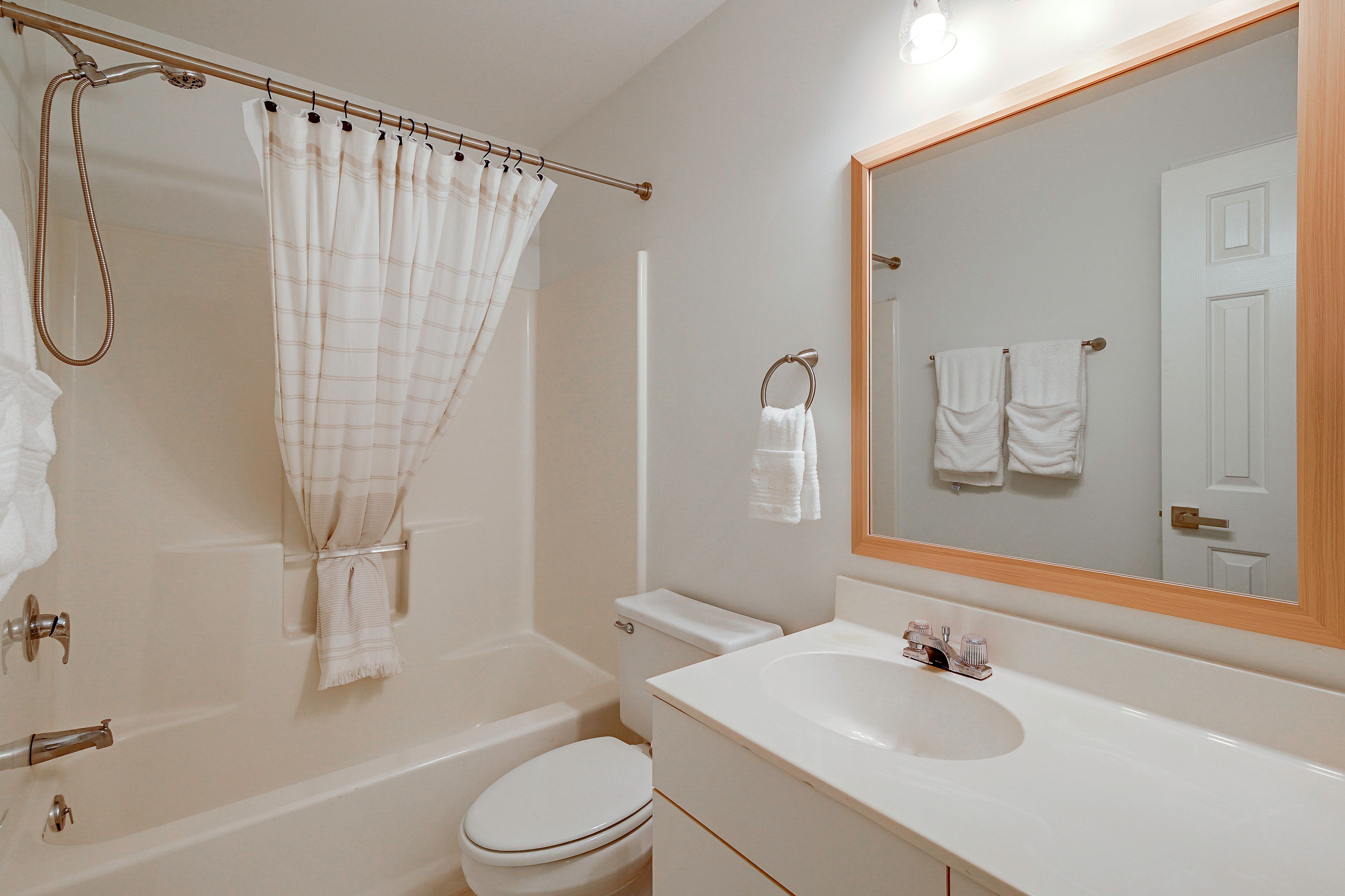 Full Bathroom | Towels & Linens Provided
