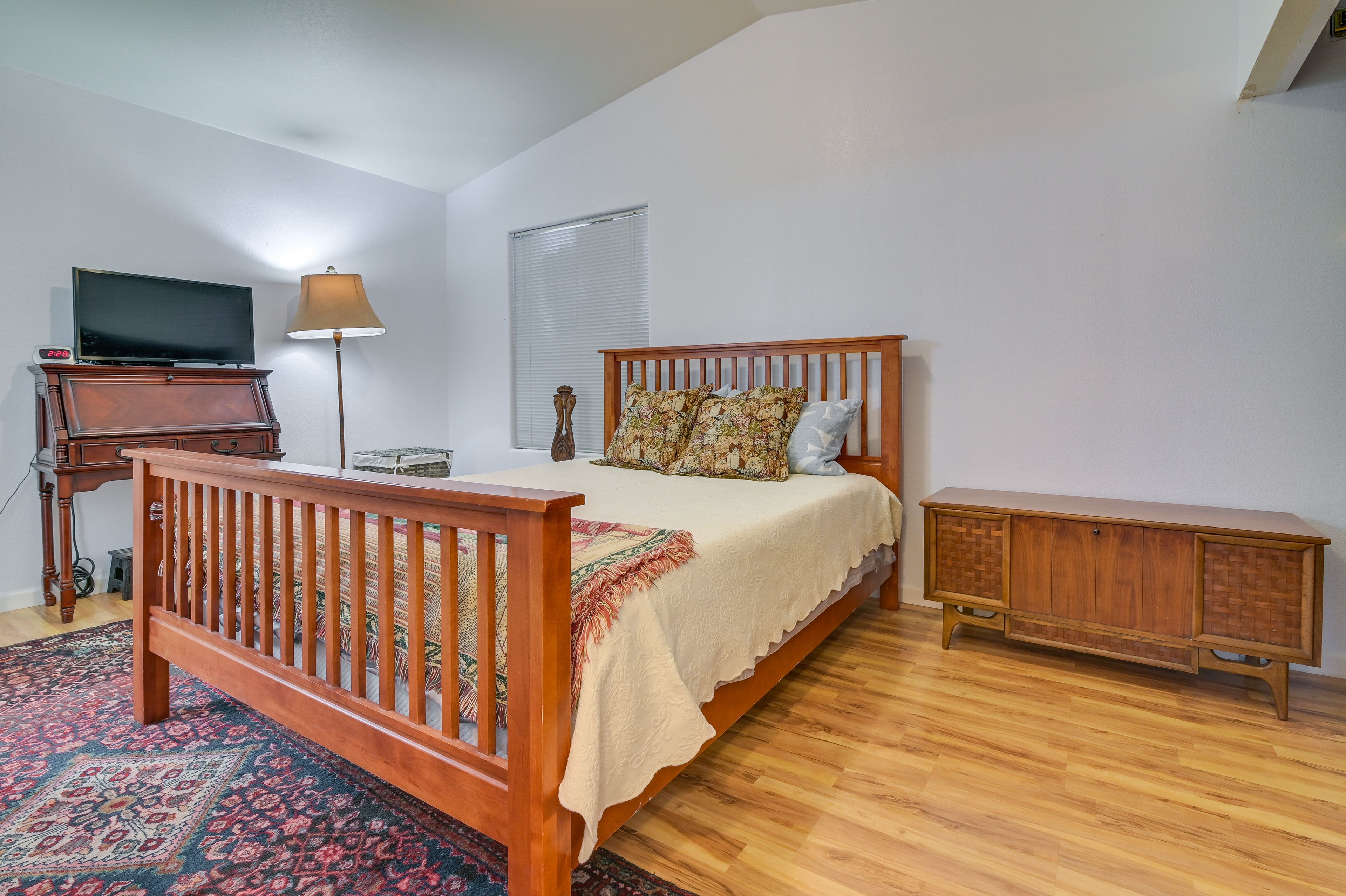 Bedroom 1 | Queen Bed