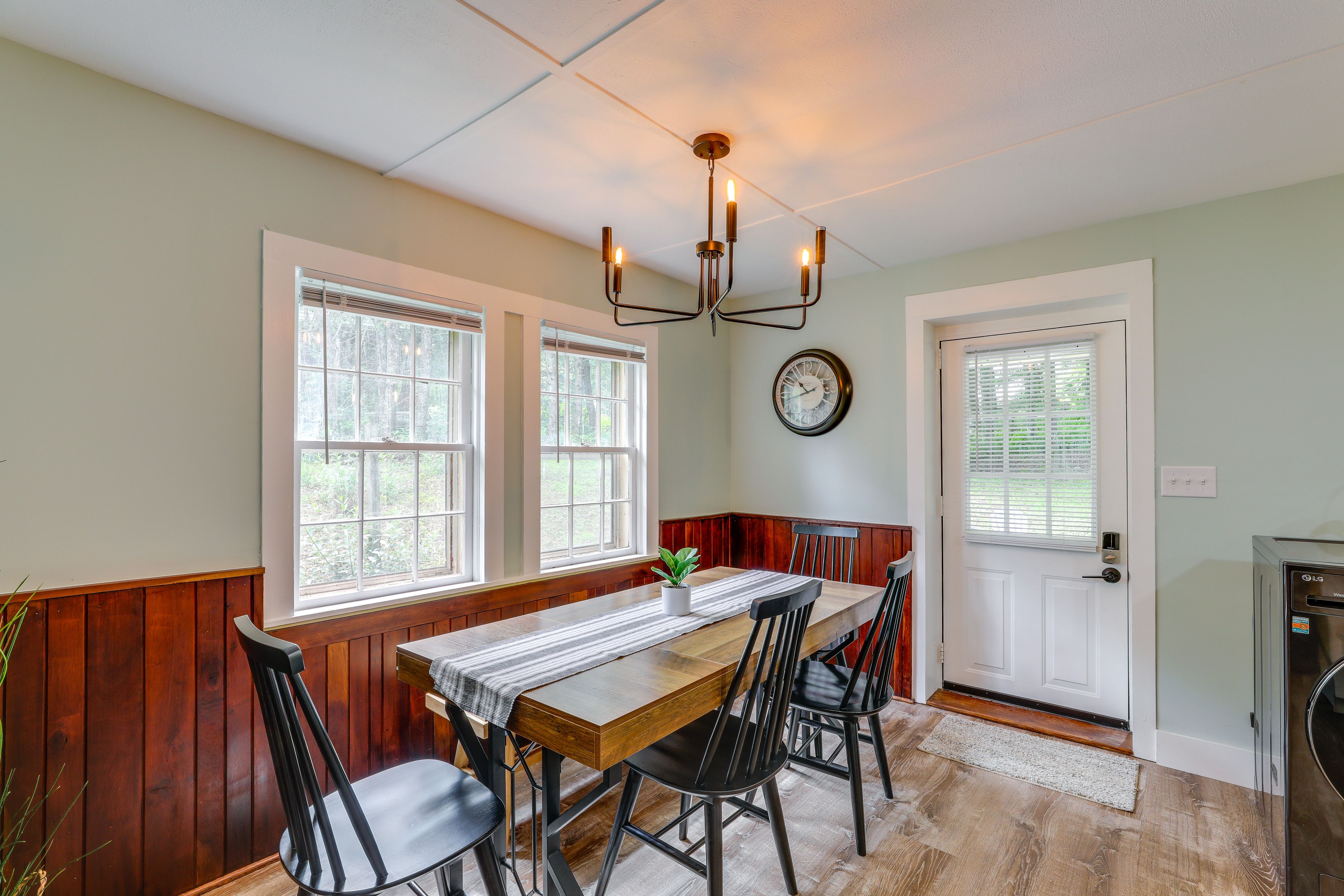 Dining Area | Dishes & Flatware Provided