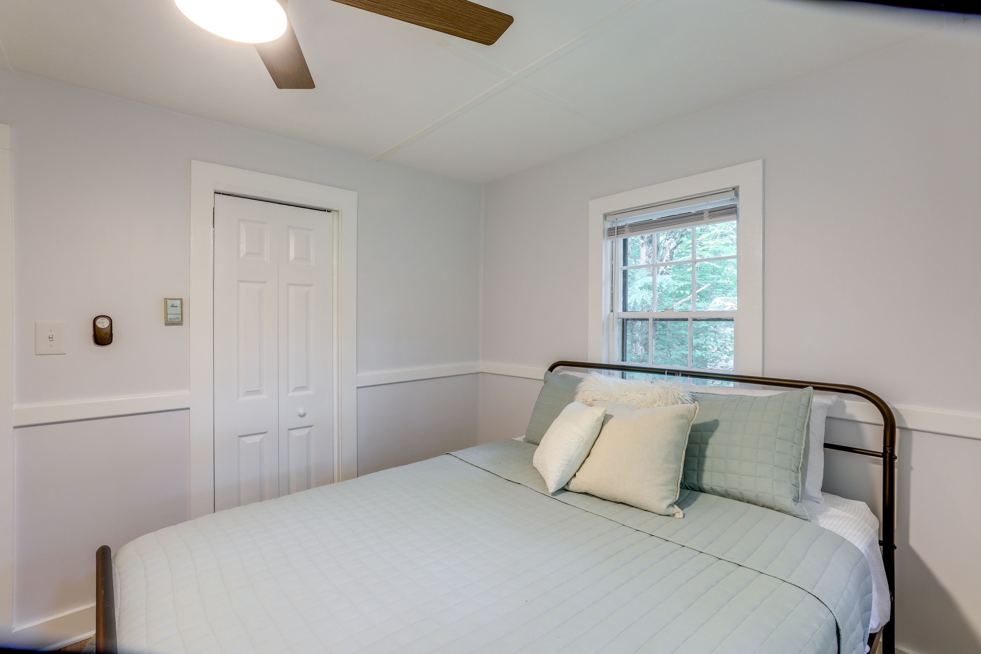 Bedroom 2 | Queen Bed