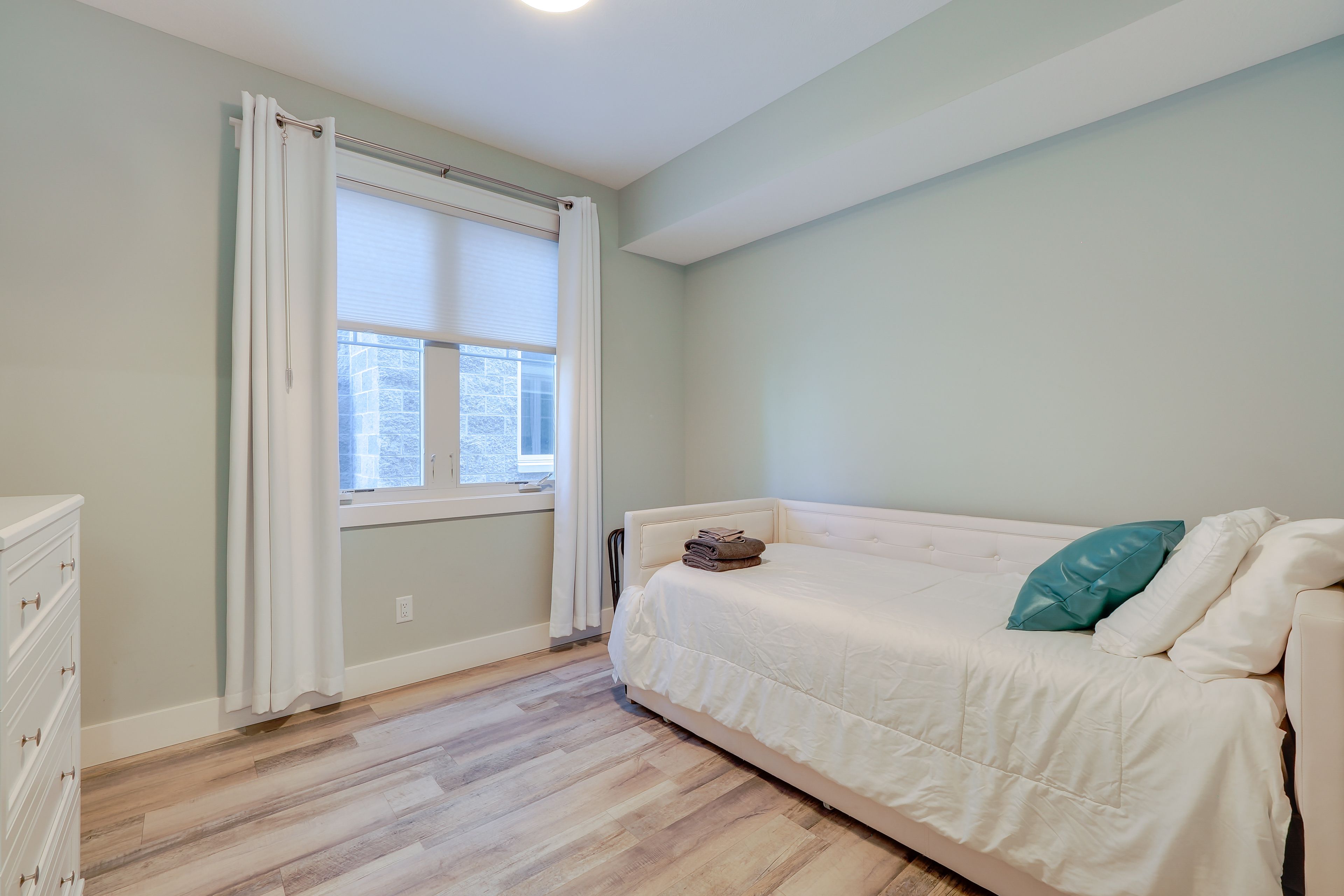 Bedroom 2 | Twin Daybed w/ Twin Trundle