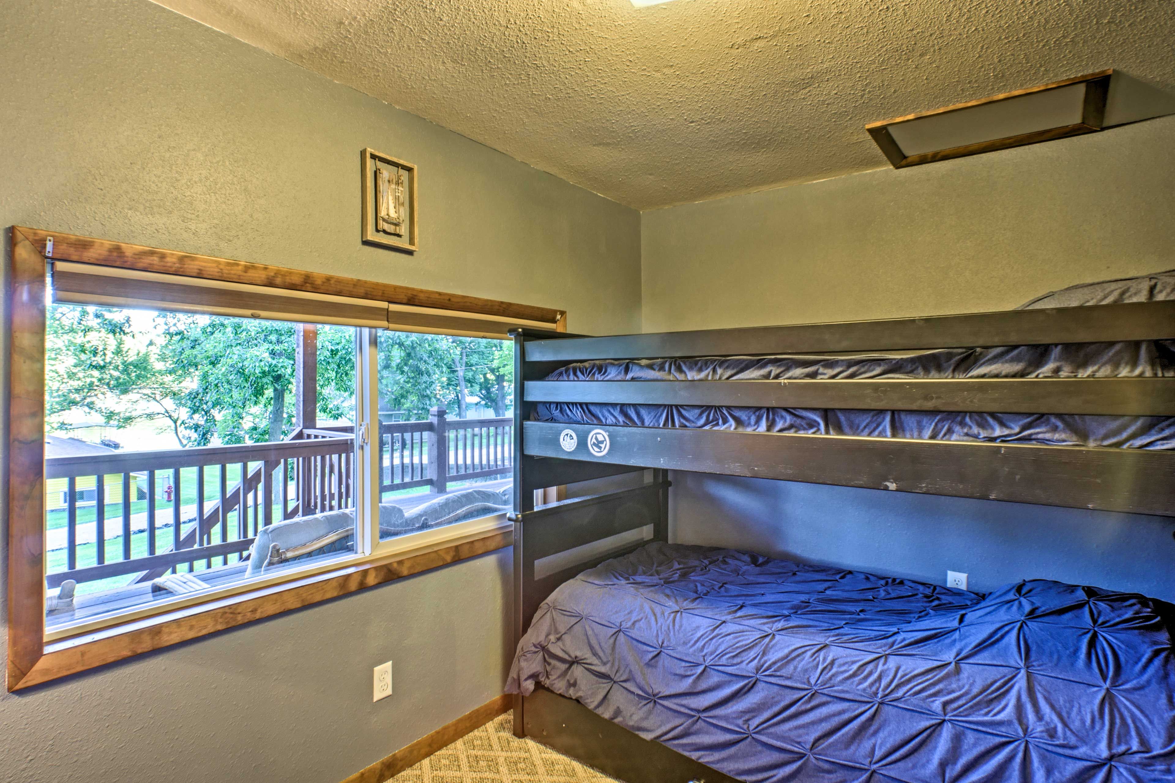 Bedroom 2 | Twin Bunk Bed w/ Twin Trundle Bed