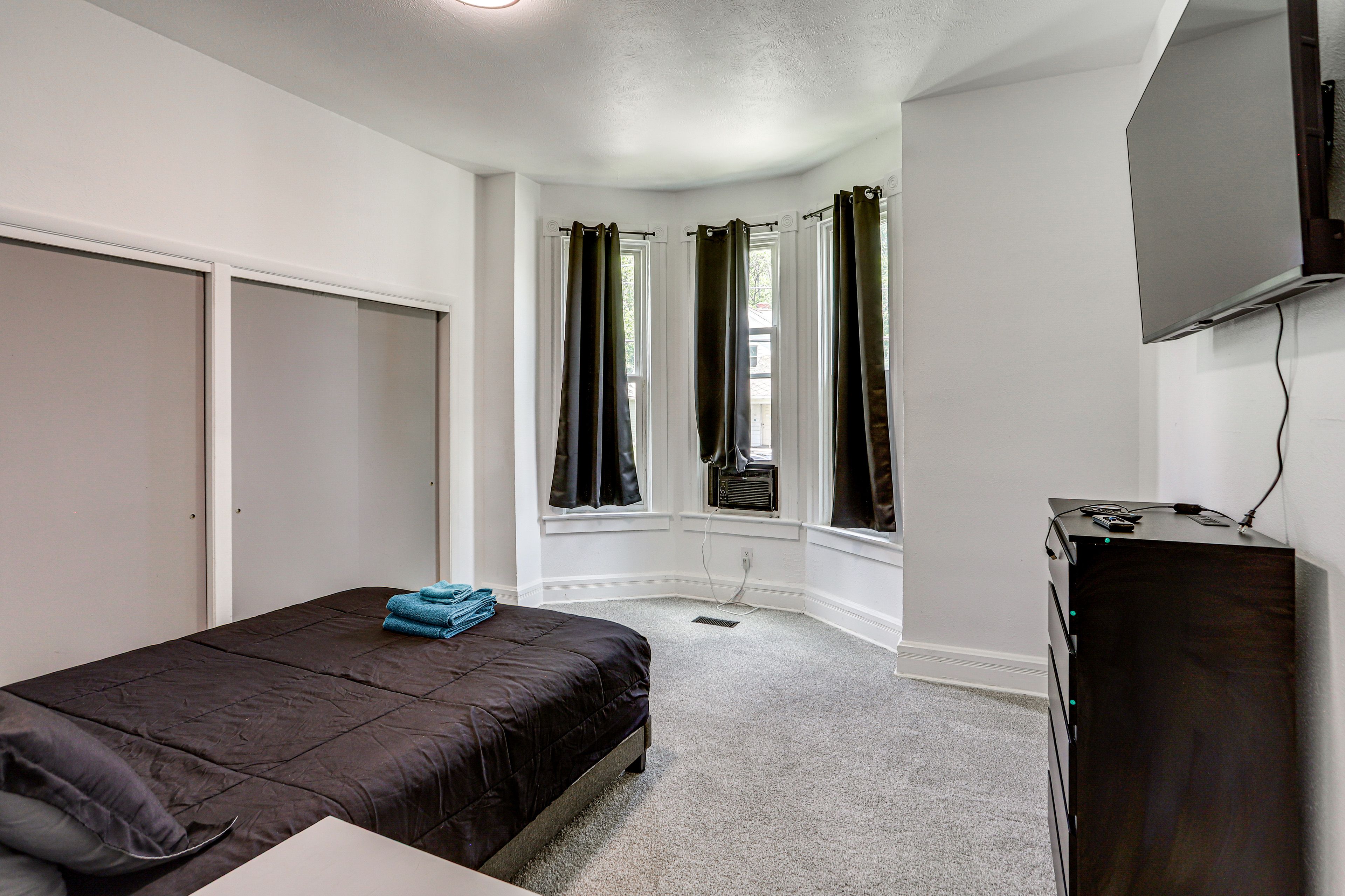Bedroom 1 | Queen Bed