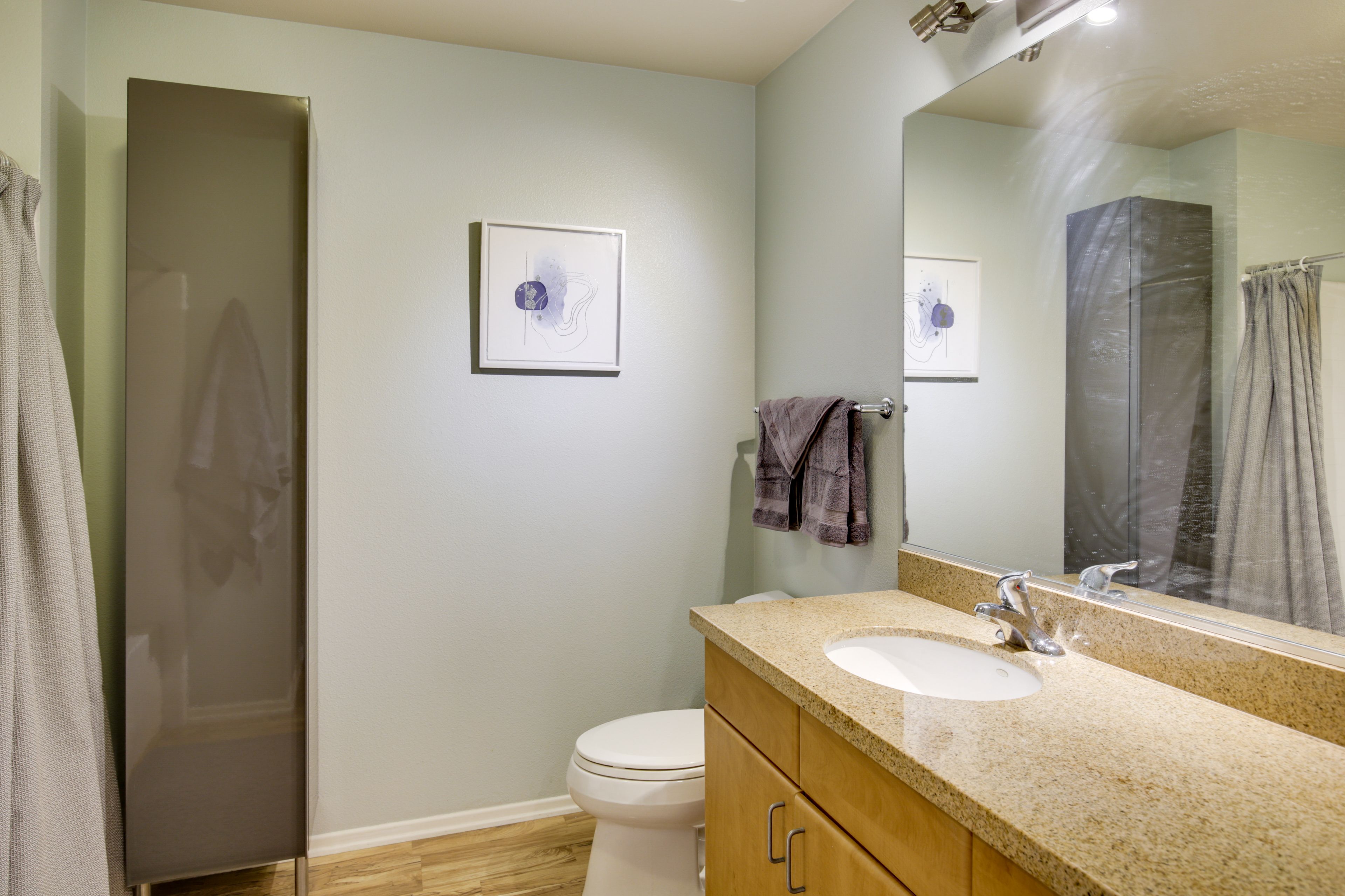 Studio | Full Bathroom