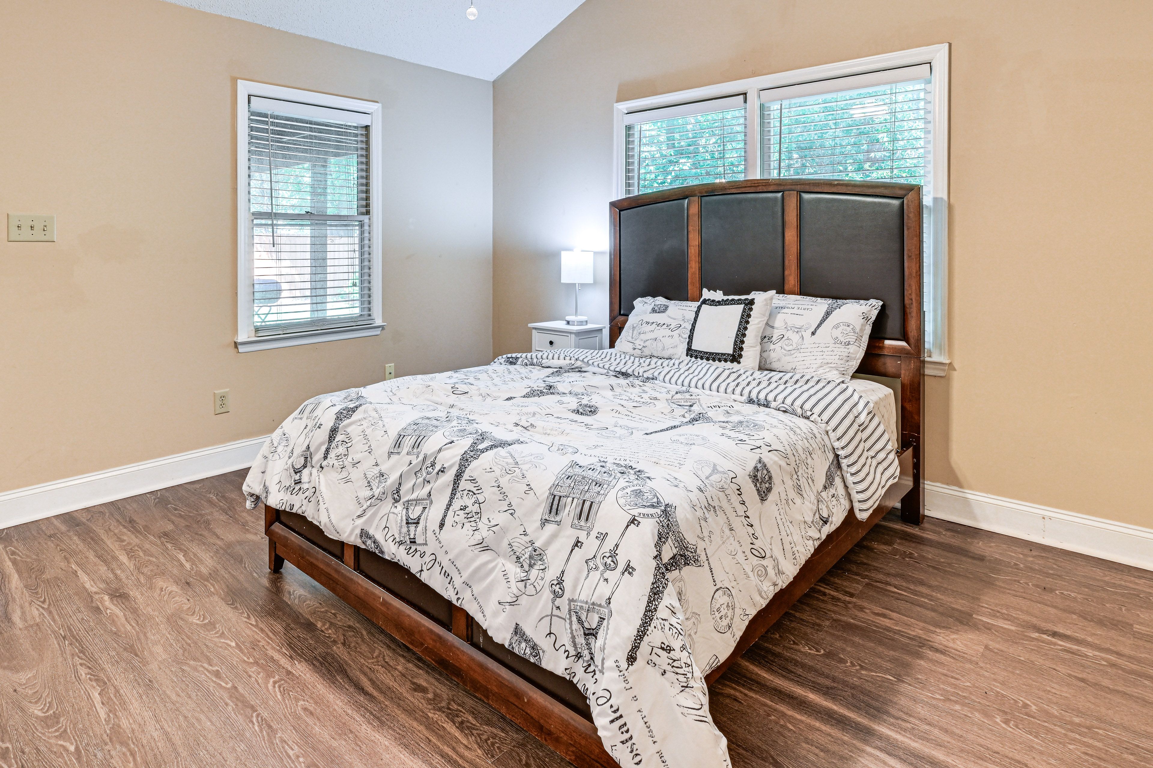 Bedroom 1 | Queen Bed