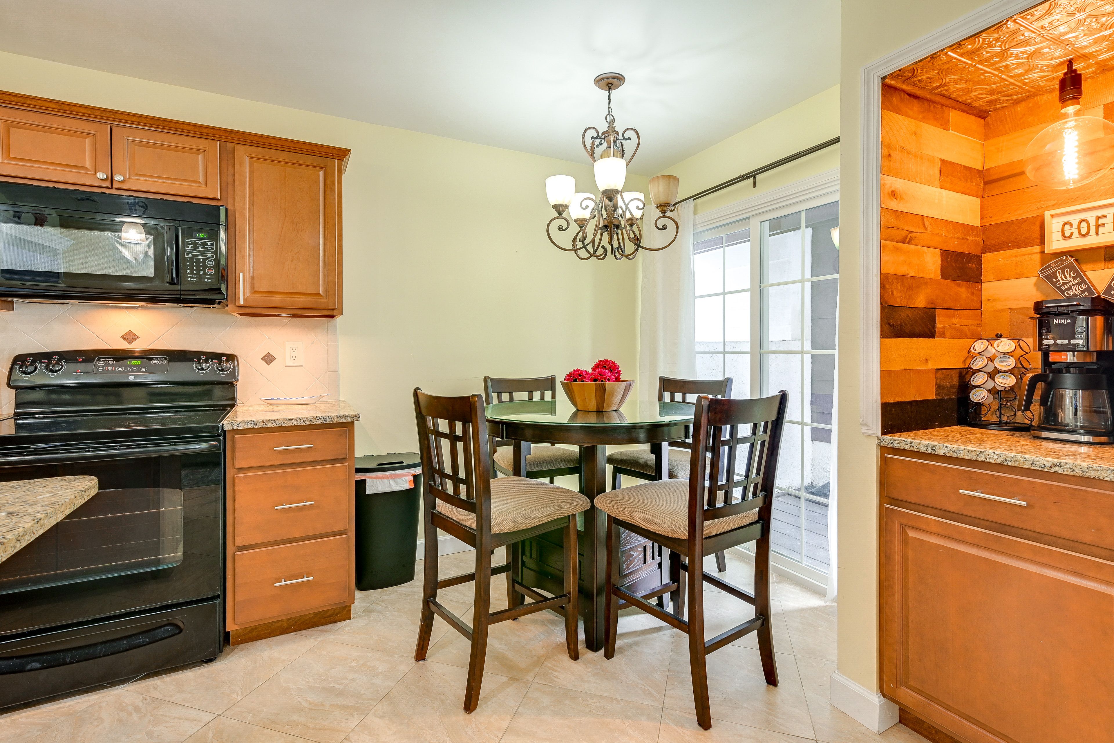 Dining Area | Dishes & Flatware Provided